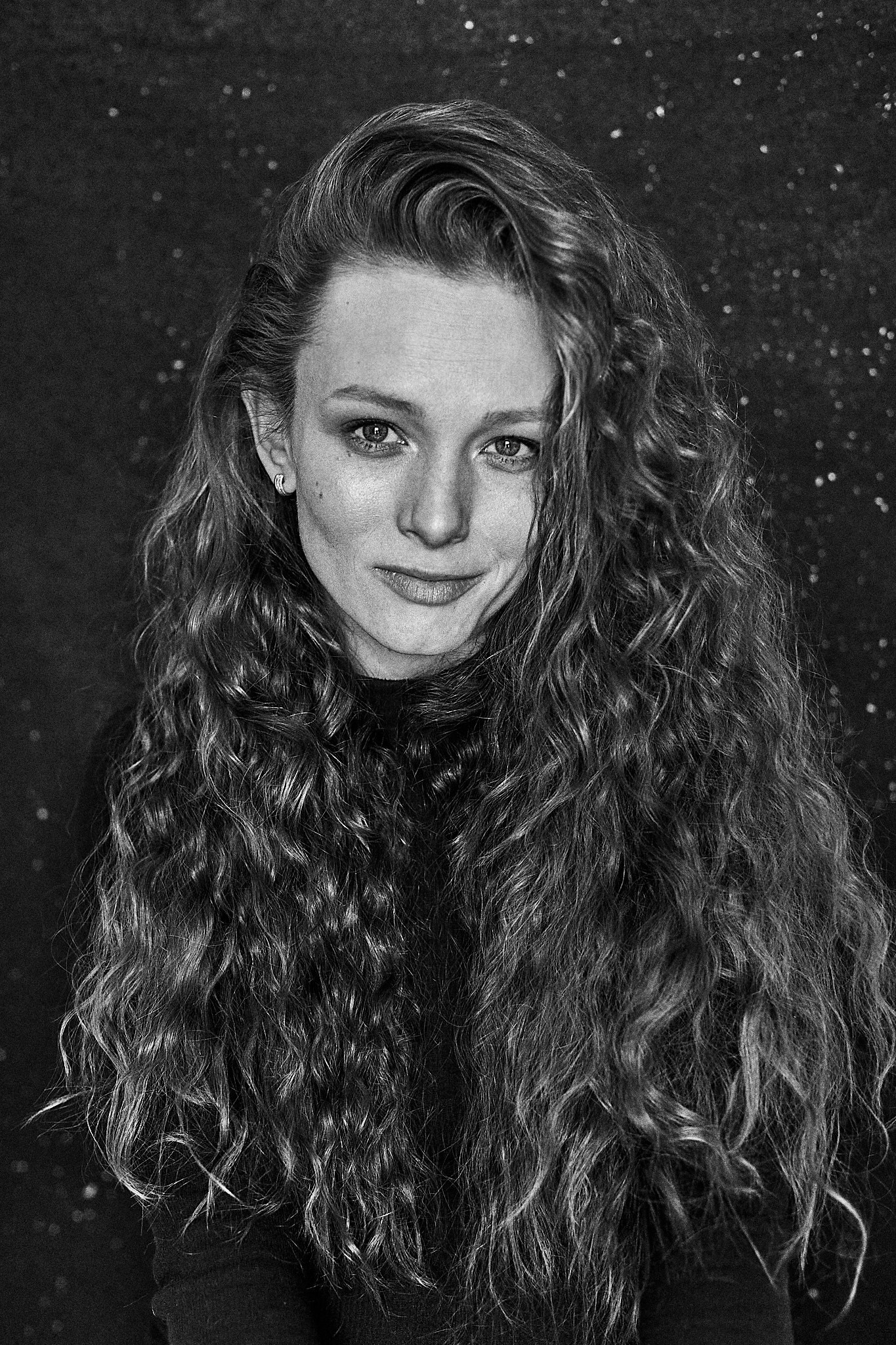 Женский портрет черно-белый в стиле питера линдберга распущенные волосы