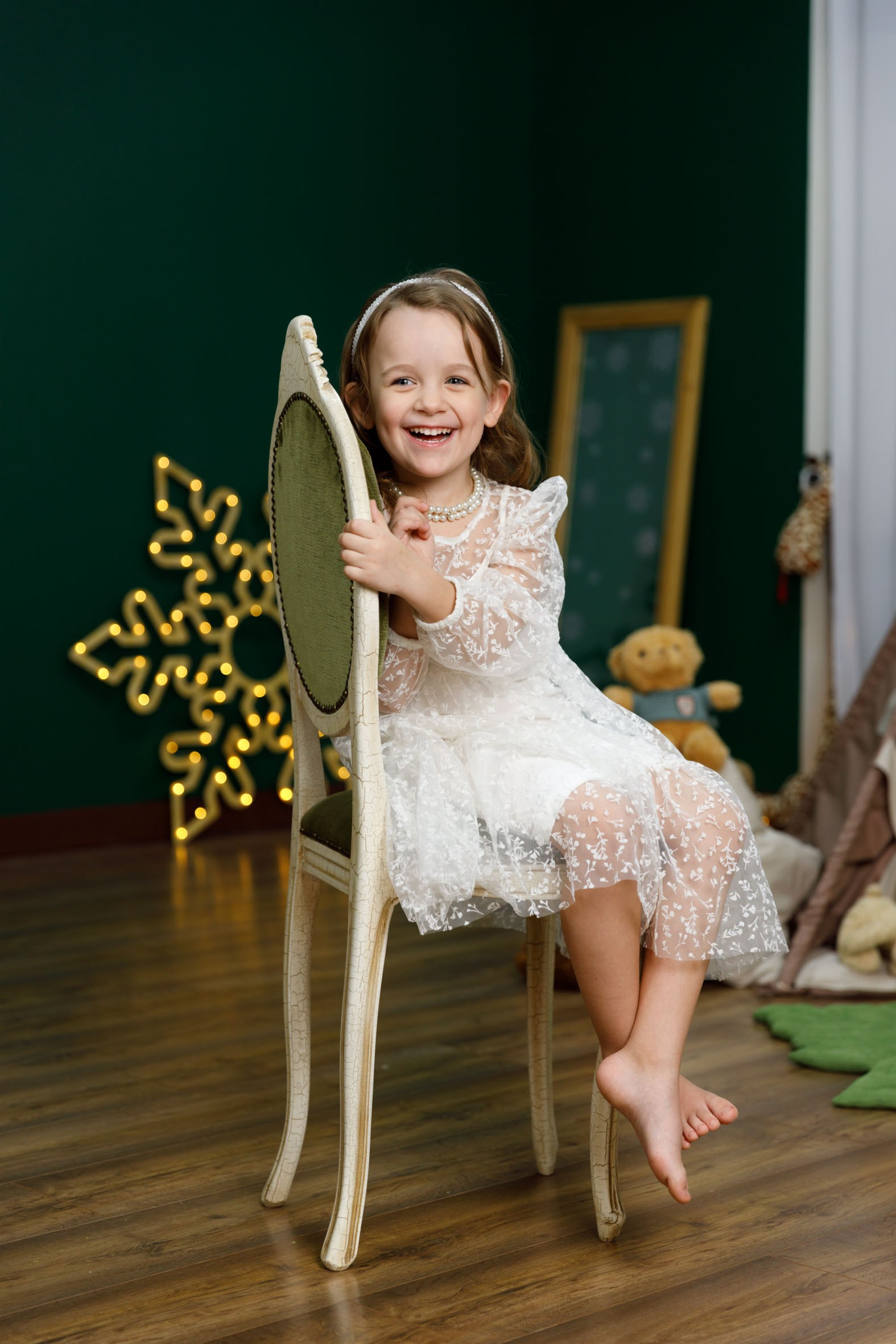 Из чего же сделано новогоднее настроение? Из совместных игр под елкой, болтовней с лучшей подружкой, созерцанием горящей свечи. Фотограф Анна Телекаева, выпускные альбомы, семейные и репортажные съемки в Омске