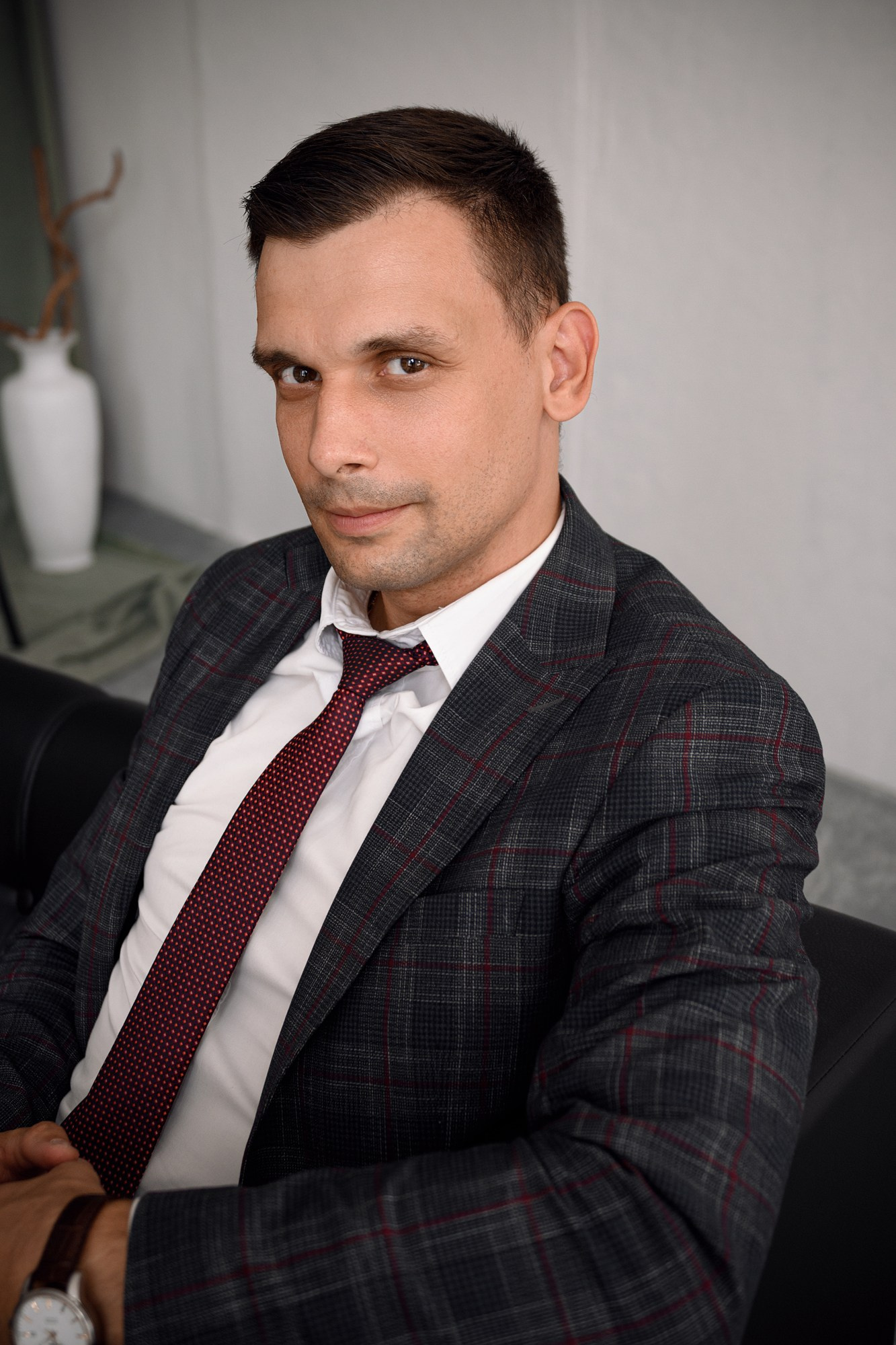 Деловой мужской бизнес-портрет в костюме для агента по недвижимости, профессиональная студийная фотосессия в Тюмени
