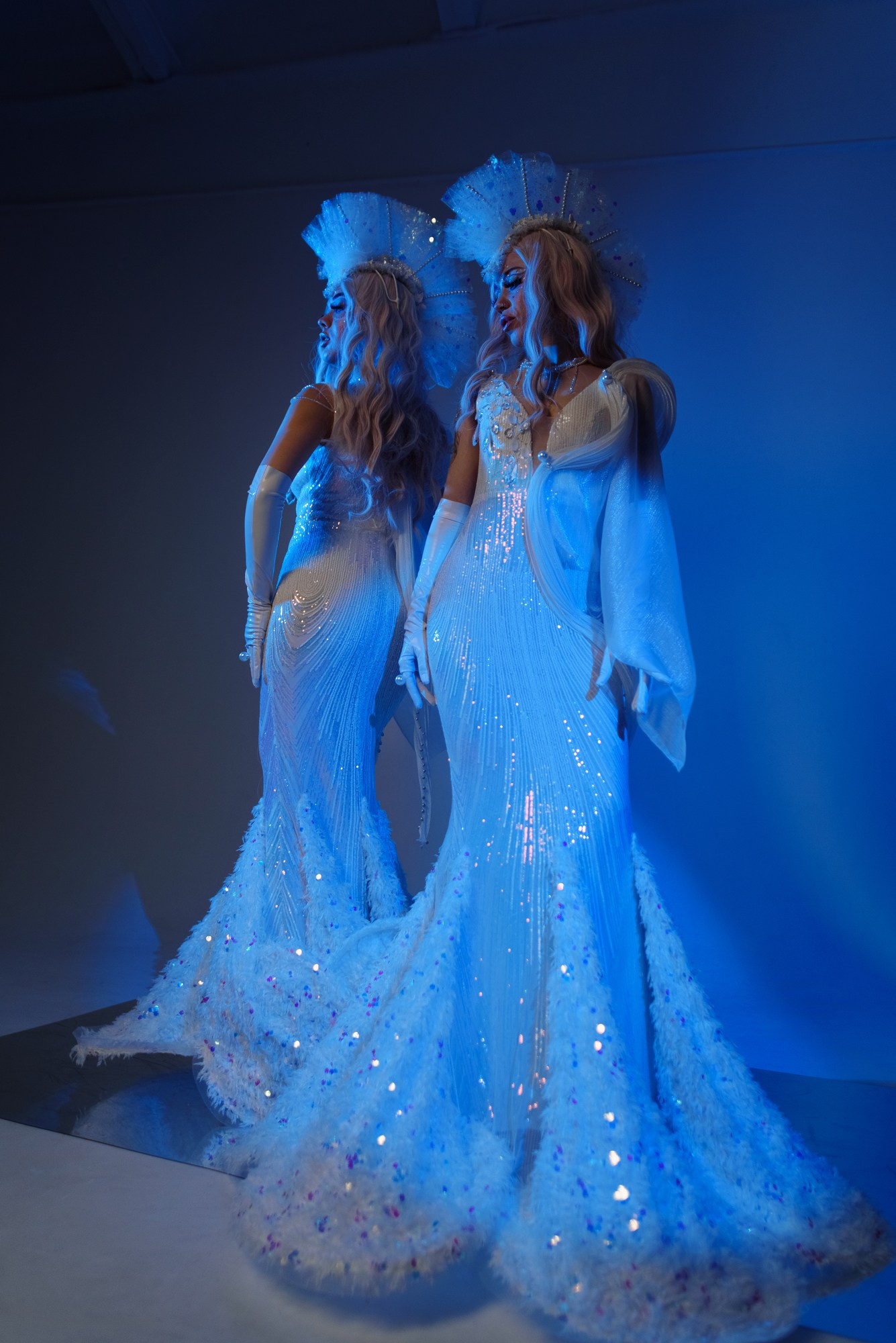 Минималистичный образ нимфы на циклораме, профессиональная постановка искусственного света в фотостудии