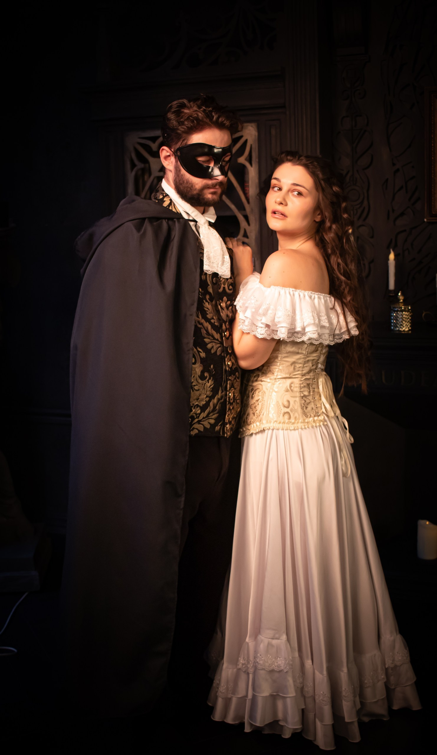 Пара в маске и накидке, позирует в старинном интерьере, Love Story Призрак Оперы, фотограф Карасёва Елена