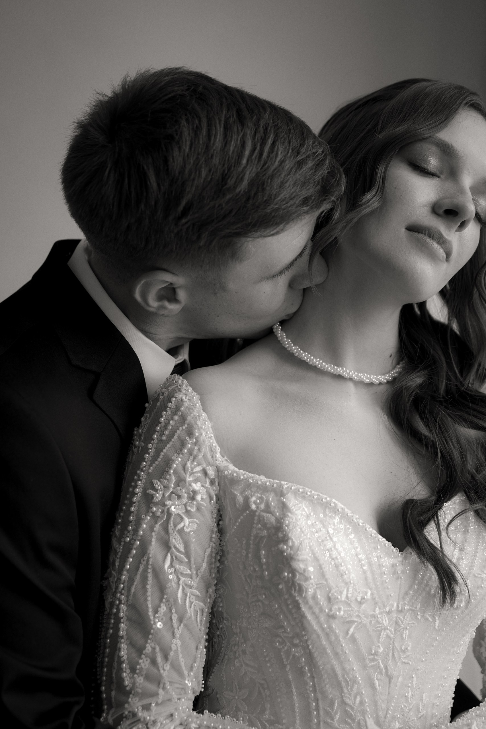 Фотограф и видеограф на свадьбу в Ростове-на-Дону 2026. Профессиональная работа, качественный результат. Свадебный фотограф в Ростове-на-Дону. Таинство Крещения и Венчания, семейные фотосессии. Алёна Чёботова