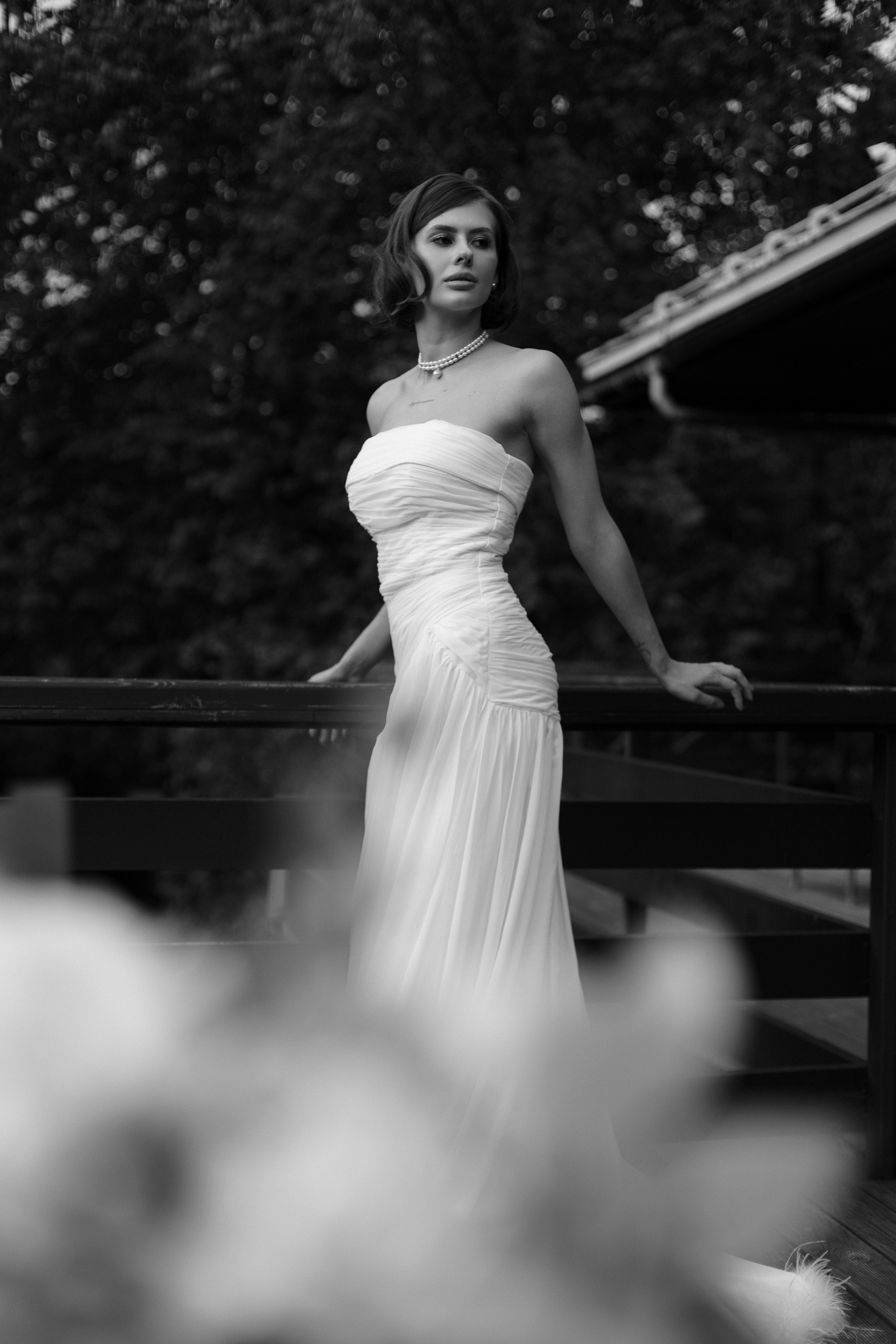 Невеста в свадебном платье на фоне зелени — свадебная прогулка в Петербурге