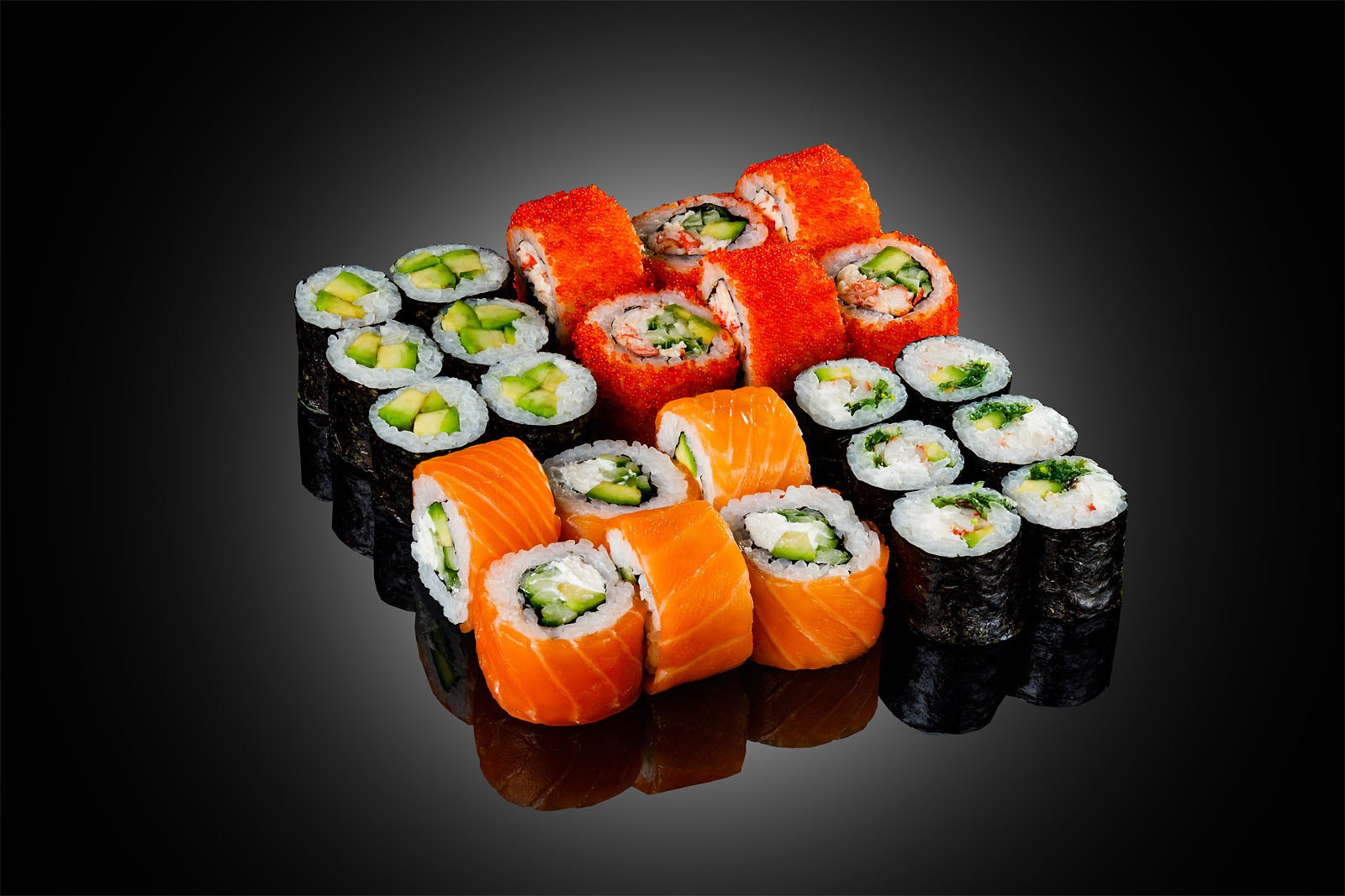 Фотография роллов на черном фоне