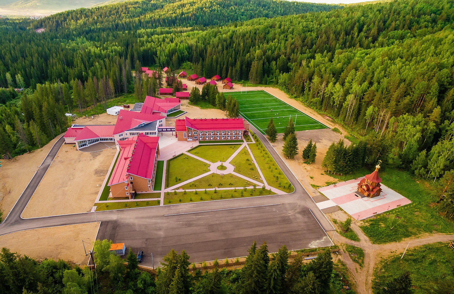 Аэросъёмка с FPV дрона квадрокоптера в Красноярске цена стоимость видеосъёмка фото видео монтаж видеоролика недвижимость посёлок удачный таунхаус коттедж