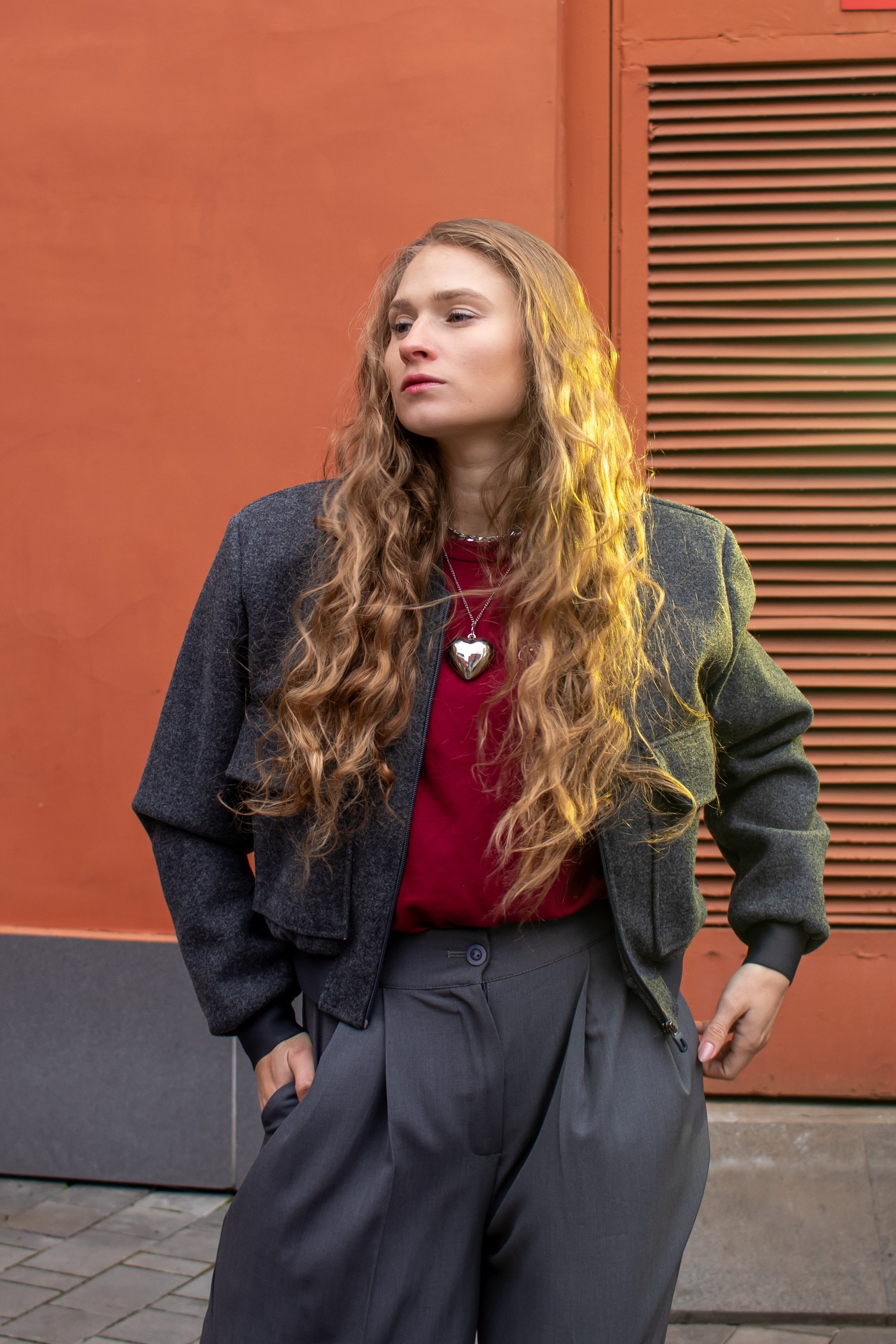 Девушка позирует в сером костюме — осенняя деликатная фотосессия