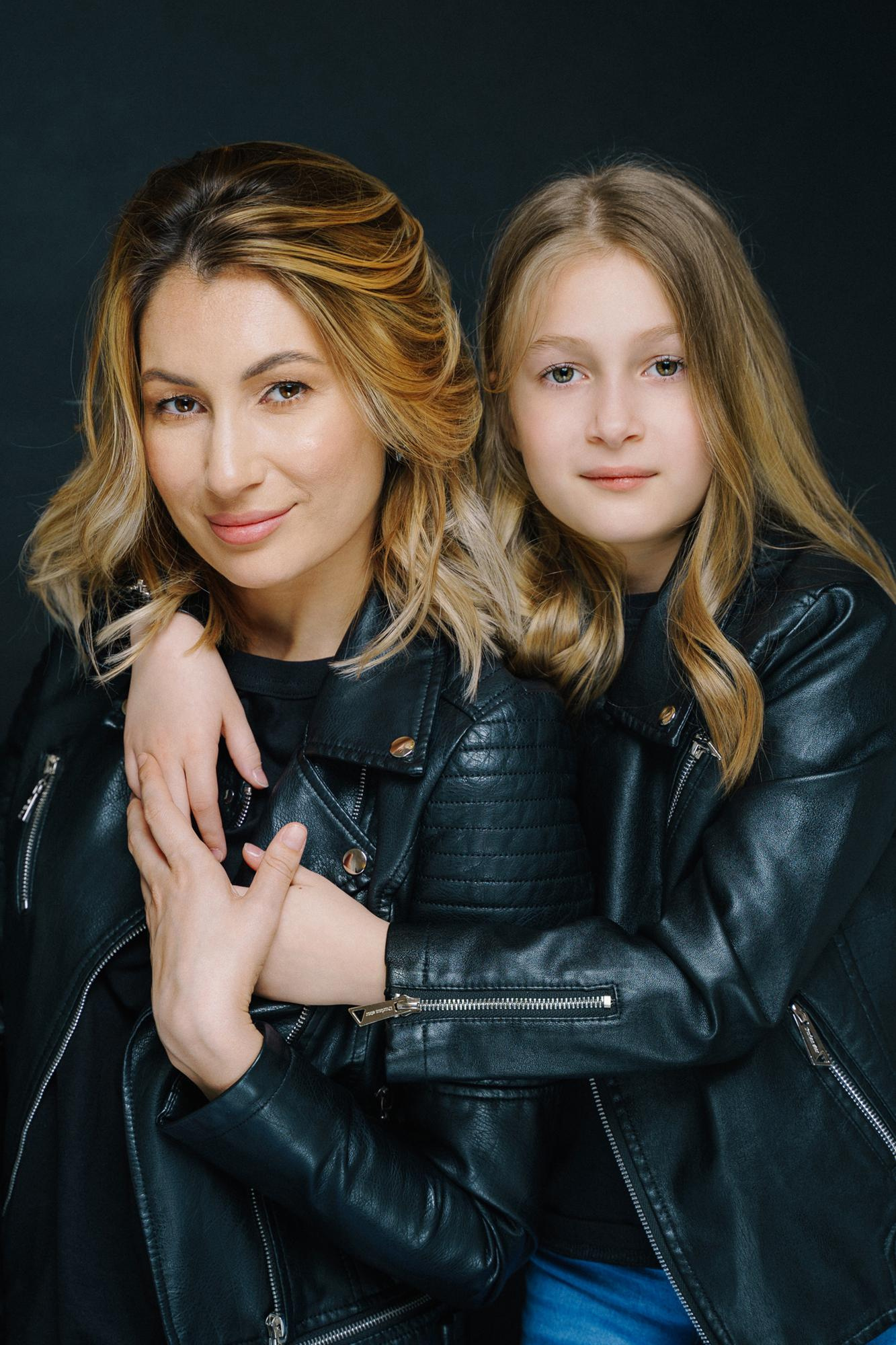 Фотосессия для мамы и дочки в стиле минимализм