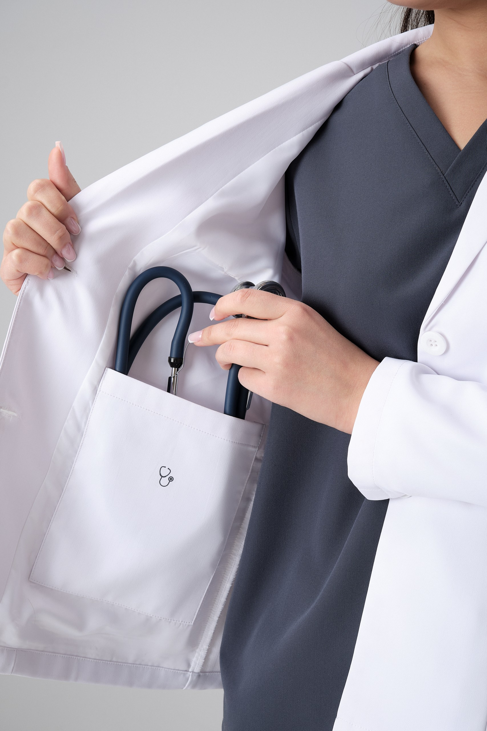 Внутренний карман медицинского халата со стетоскопом — предметная съёмка для демонстрации функциональности одежды