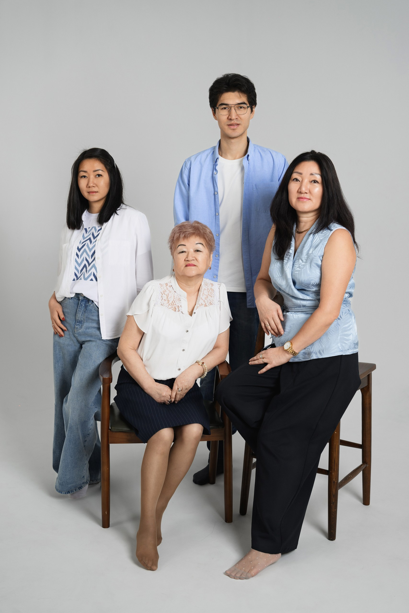 Семейная фотосъемка в студии в Петропавловске-Камчатском. Семейная фотосессия в студии в Петропавловске-Камчатском. Профессиональная семейная фотосъемка в светлой студии в Петропавловске-Камчатском. Стильные и теплые семейные фотографии в студии в Петропавловске-Камчатском. Семейная фотосессия в студии, стоимость в Петропавловске-Камчатском.