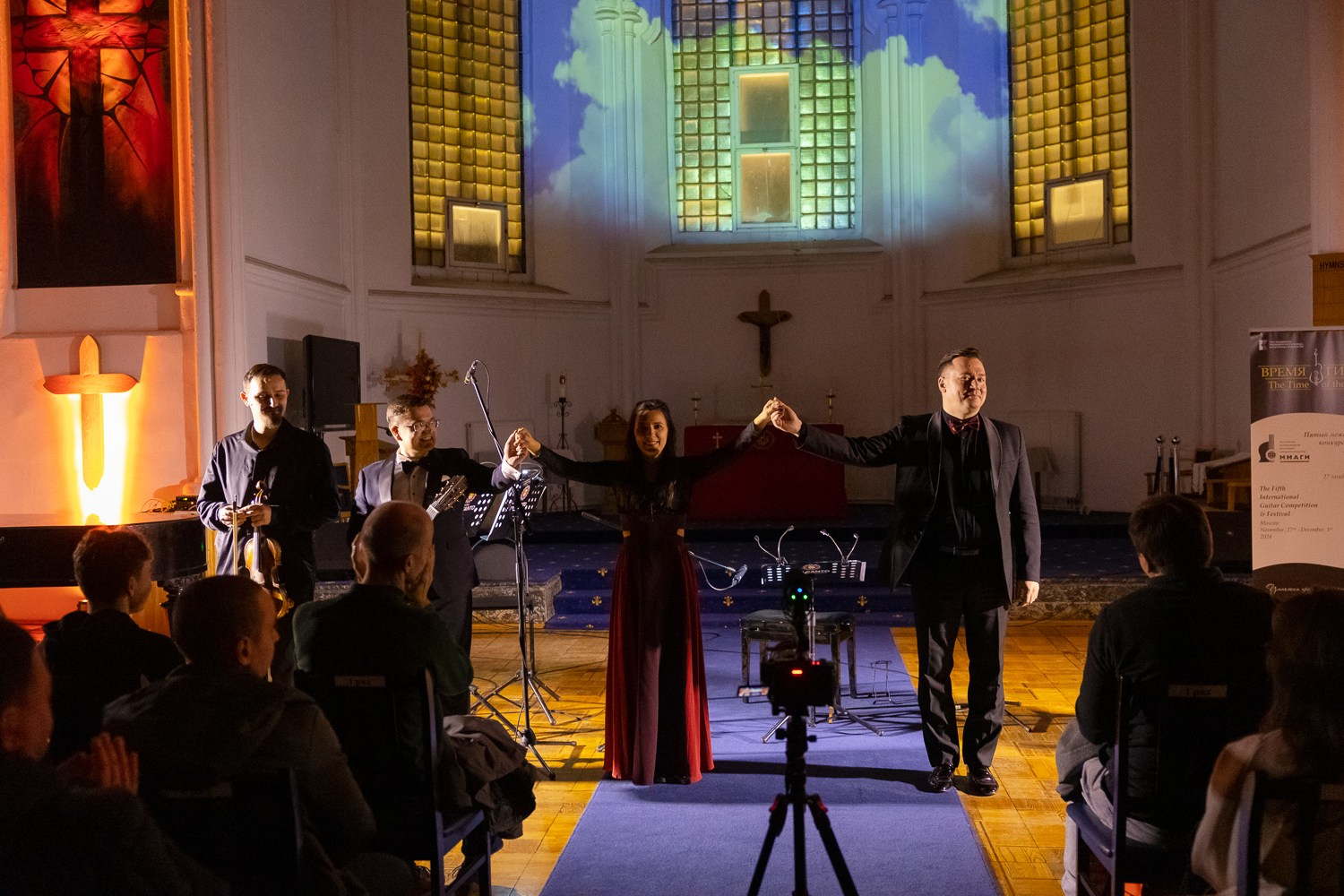 Дмитрий Бородаев и скрипач Алексей Неберикутин выступили на Гала-концерте фестиваля «Время гитары» в Англиканской церкви Святого Андрея. Дмитрий Бородаев