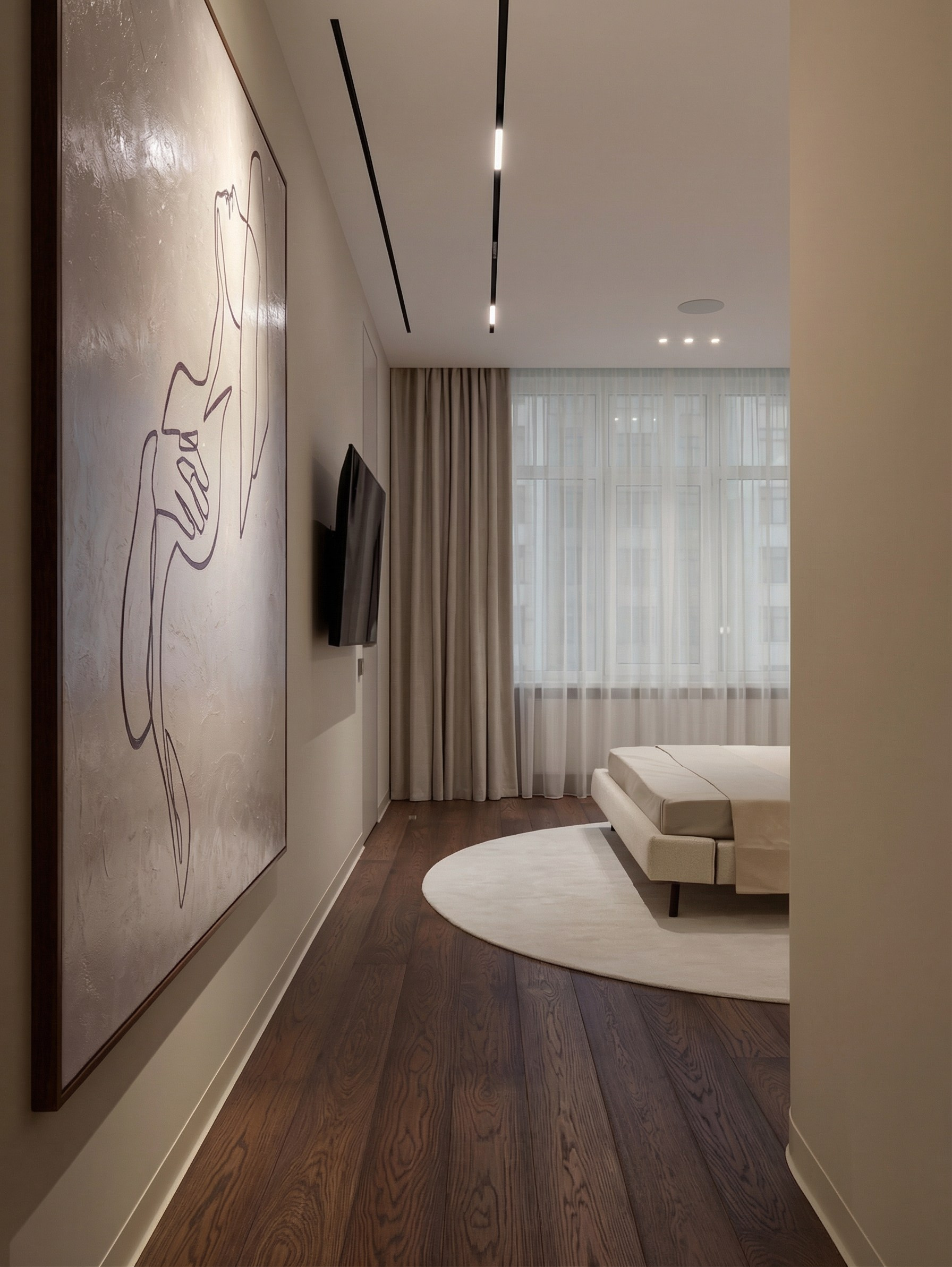 Интерьер спальни от Валерии Котович: графическая картина на стене, трековое освещение, темный паркет и вид на зону отдыха в проекте 85 м².