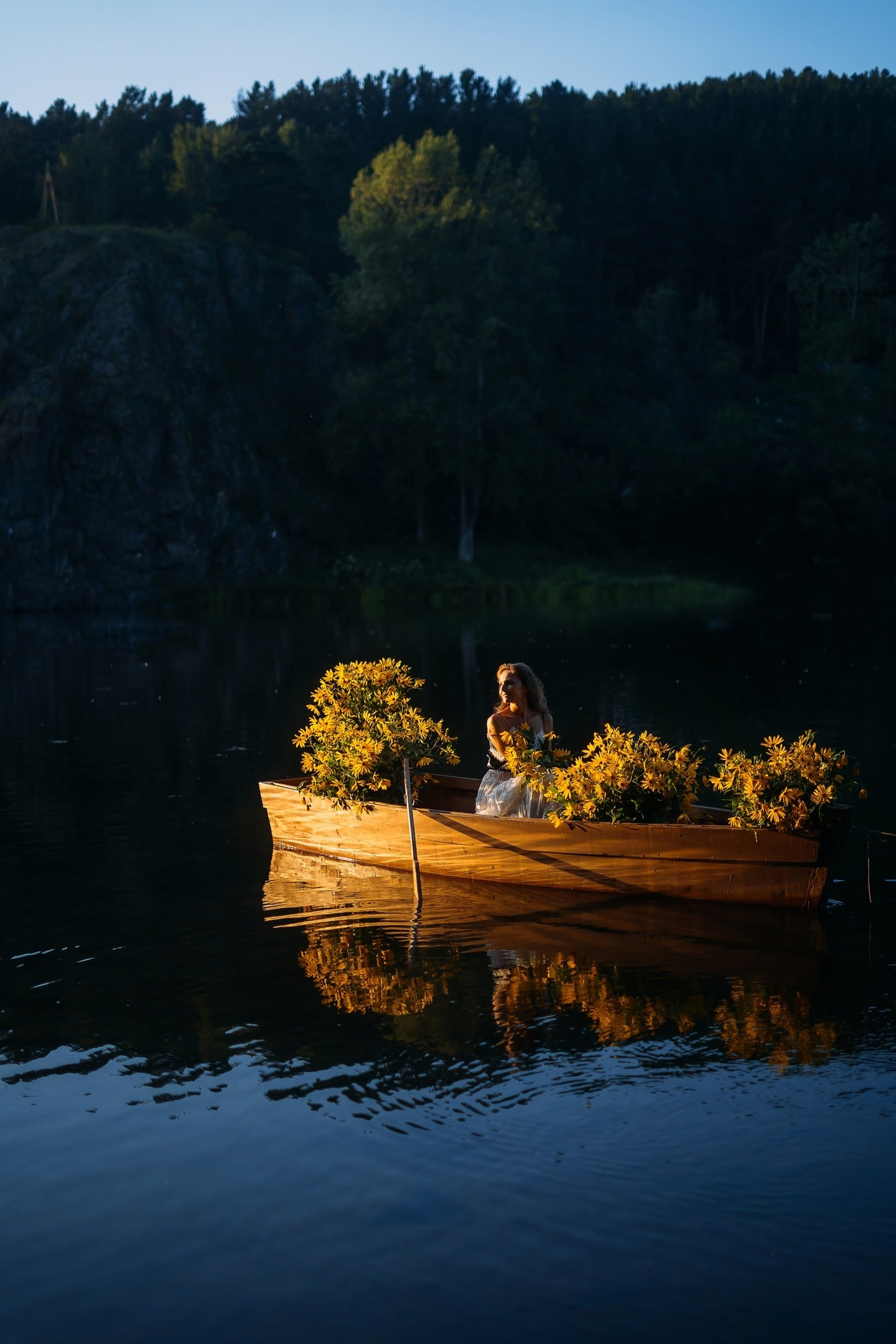 Фотопроекты на лодке с цветами в Красноярске. Фотографы Харины Иван и Светлана Красноярск