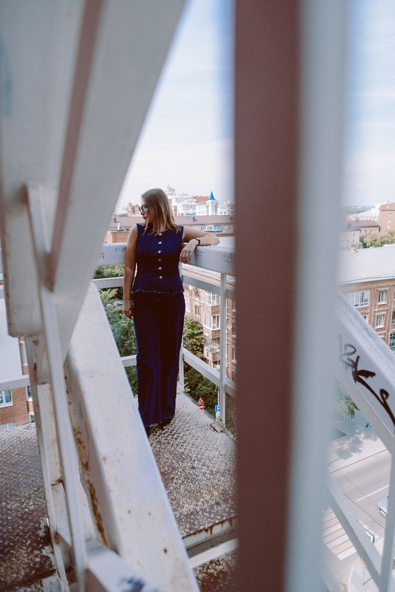 Арт-фотосессия на пожарной лестнице в центре Тюмени, архитектурный портрет