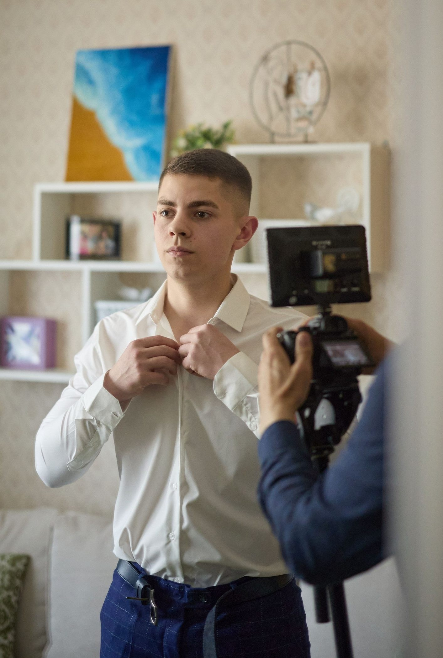 Свадебный видеограф снимает жениха на сборах