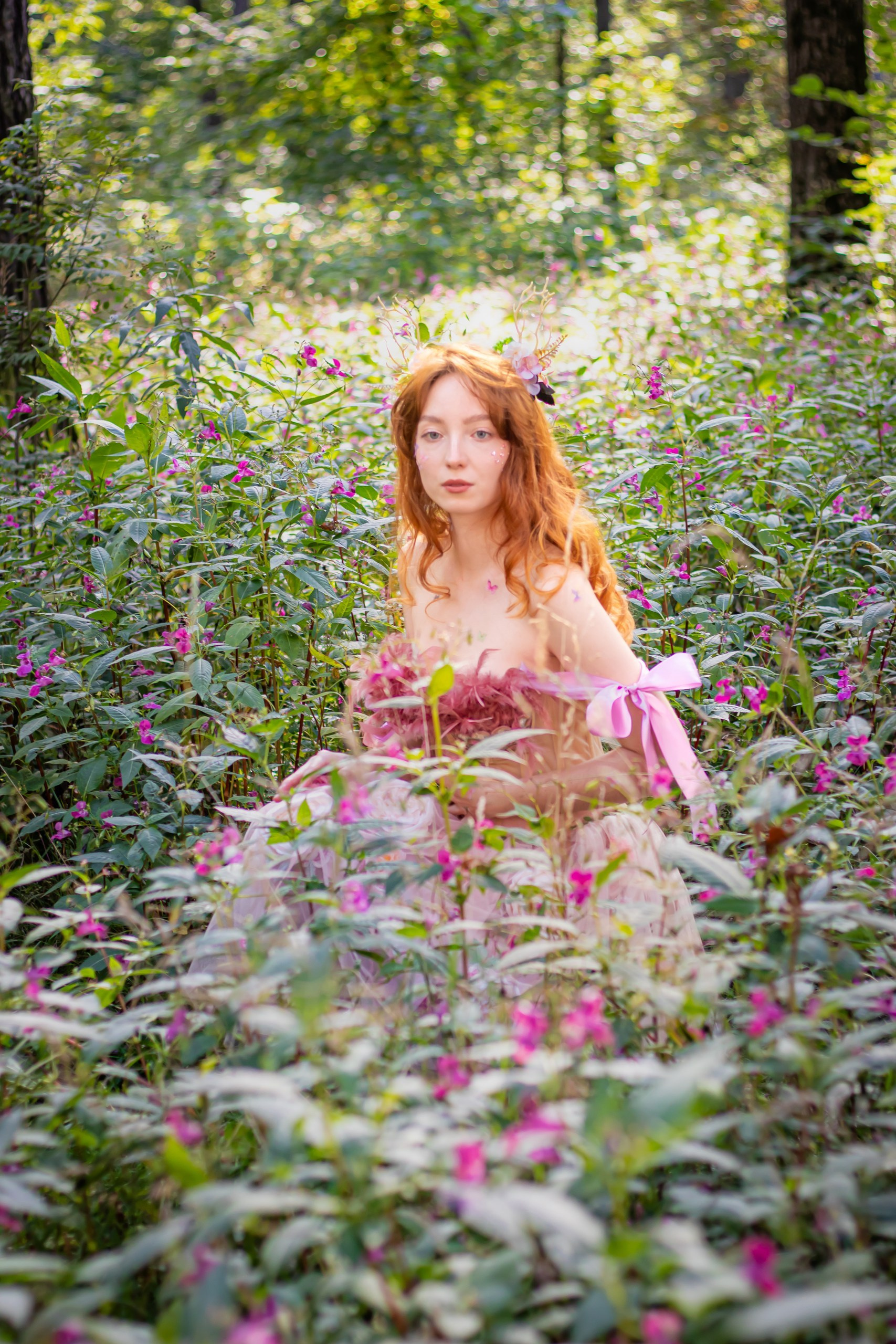 Девушка сидит среди розовых цветов в лесу — портретная съёмка, фотограф Карасёва Елена