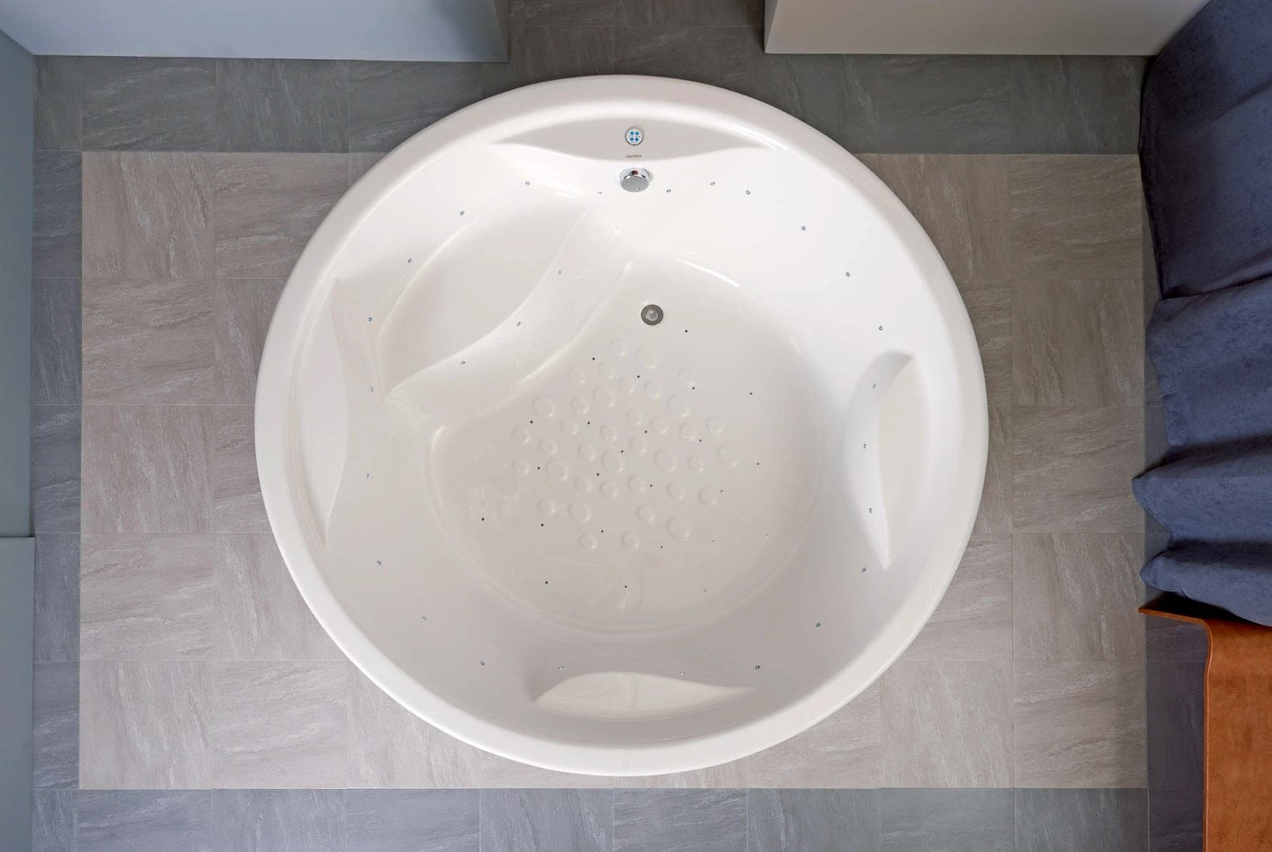 круглая гидромассажная ванна вид сверху в профессиональной съёмке