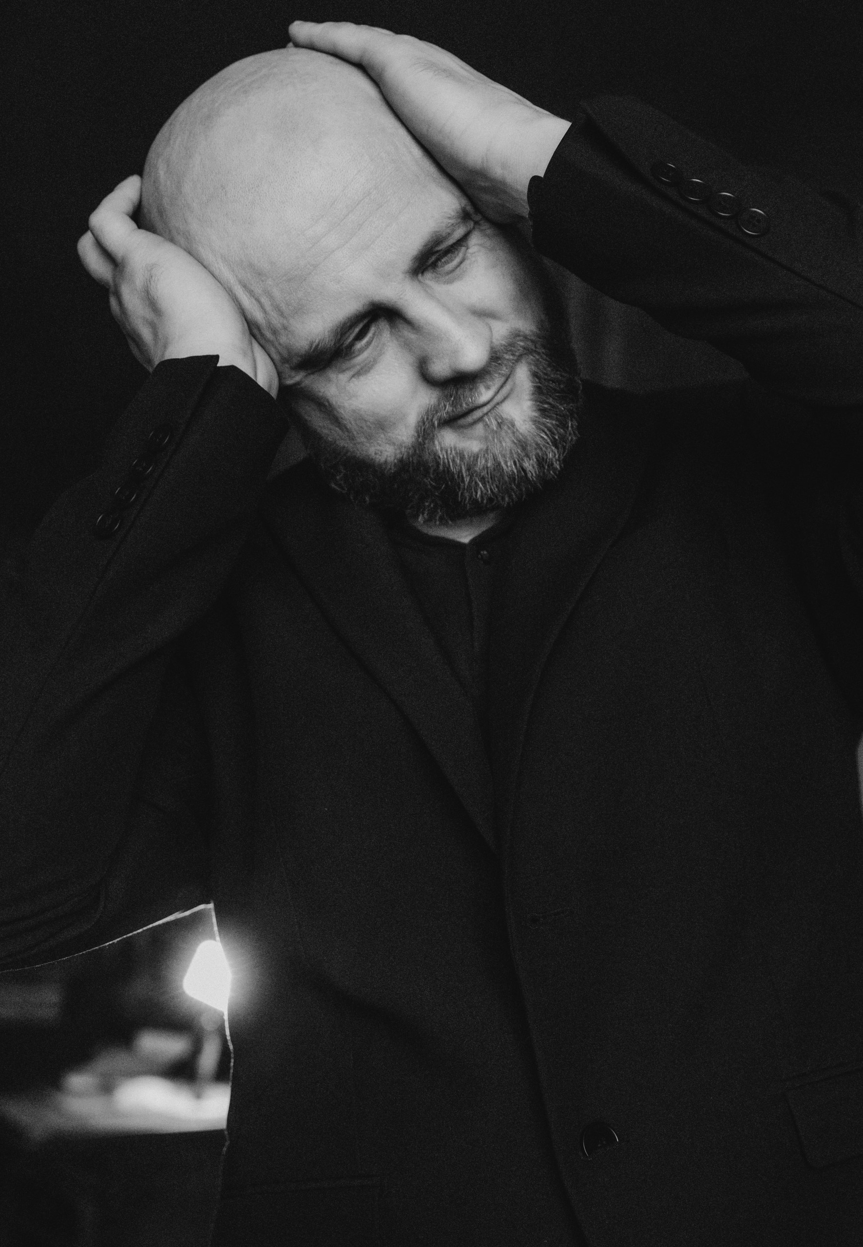 Необычный художественный портрет мужчины для экспертных интервью, фотосессия в Санкт-Петербурге для экспертного контента.