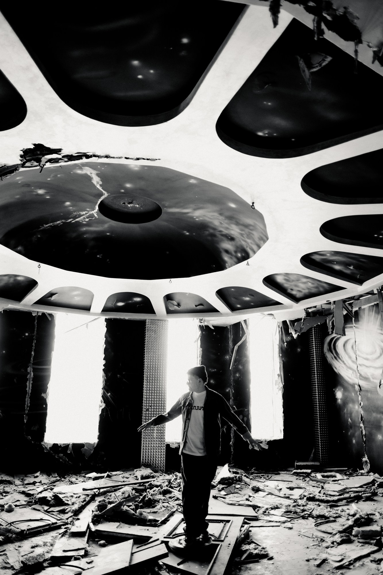 Портрет в движении на лестнице, индустриальный фон, фотосессия в Тюмени