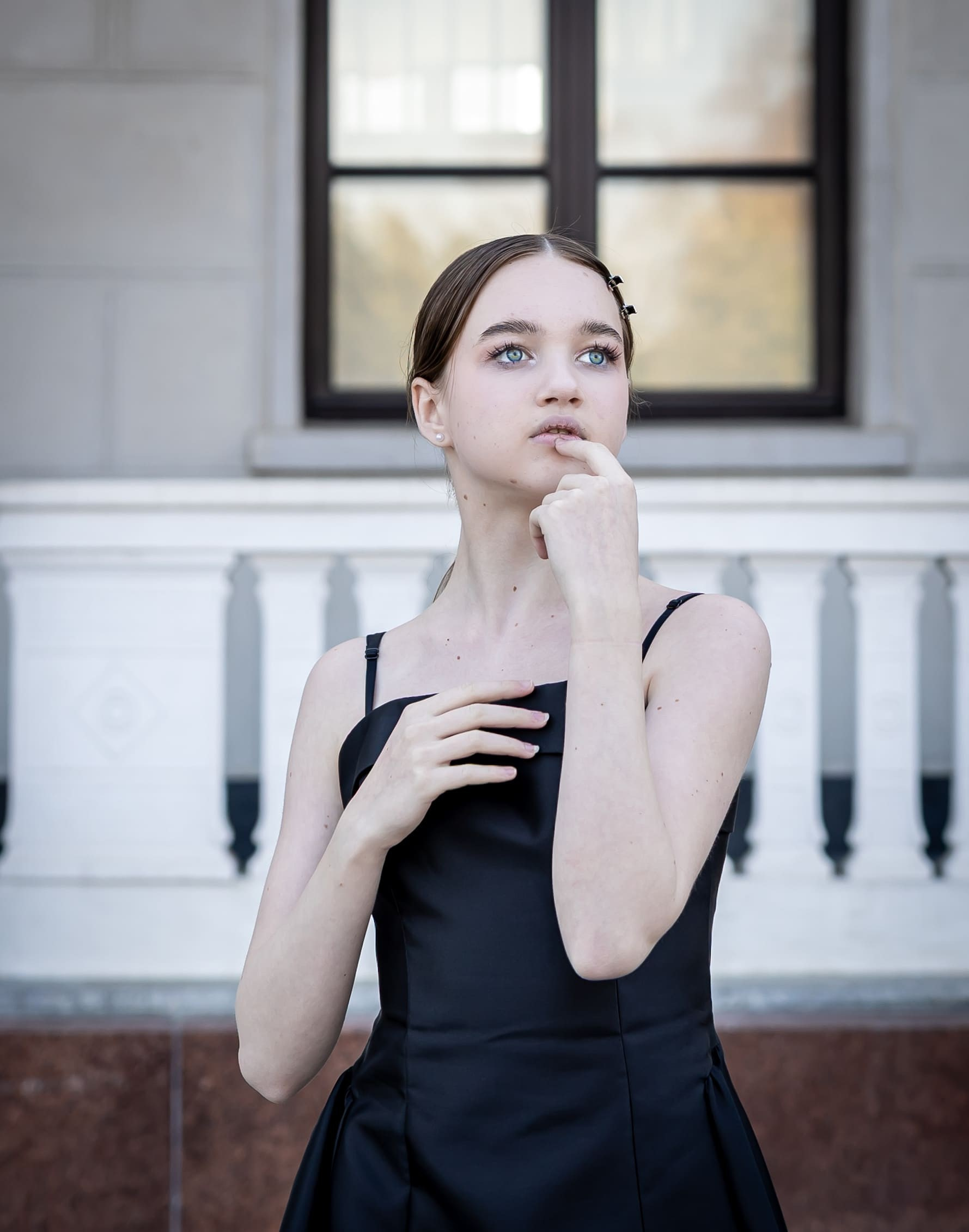 портрет девушки у окна естественный свет Москва