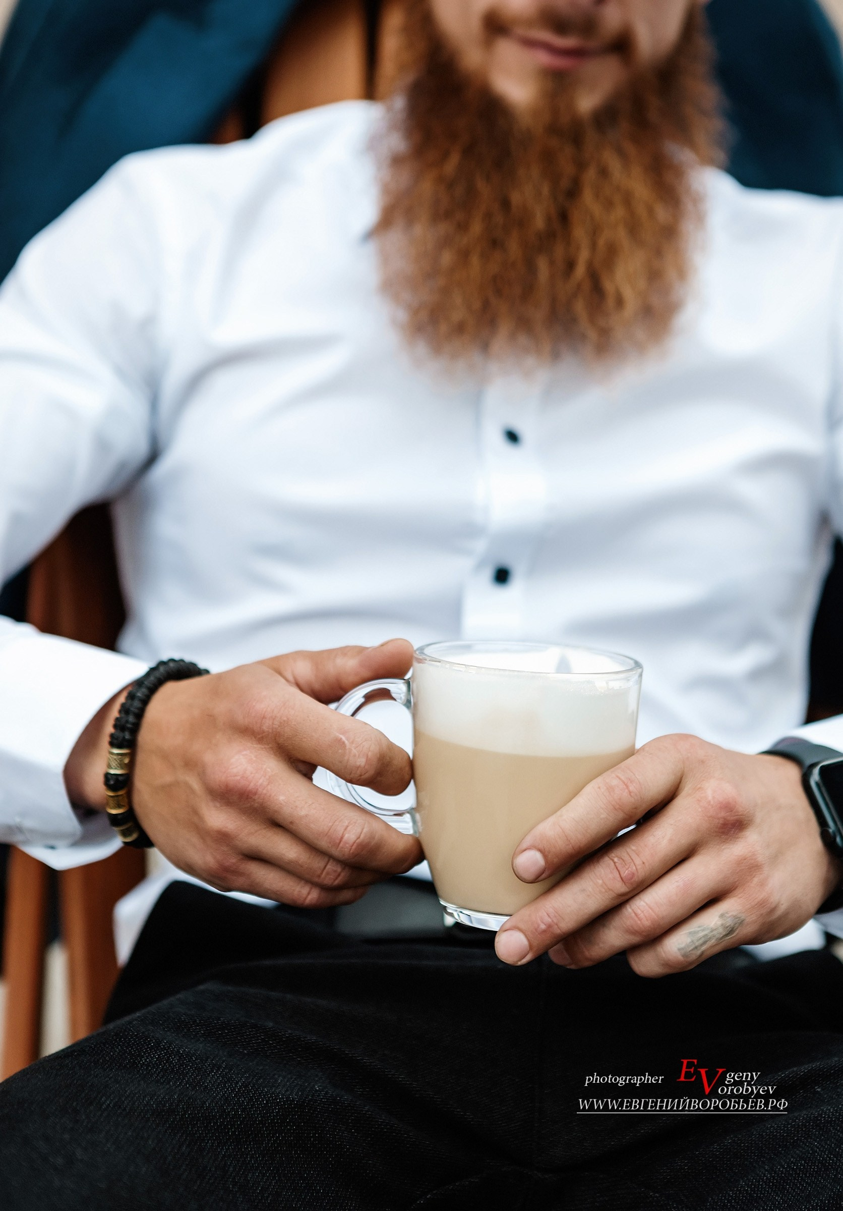 Мужская деловая бизнес фотосессия фотограф Красноярск деловой портрет брутальный стиль мужской ИИ идея место образ костюм пример фото заказать фотосъёмка цена стоимость позыдля мужской фотосессии