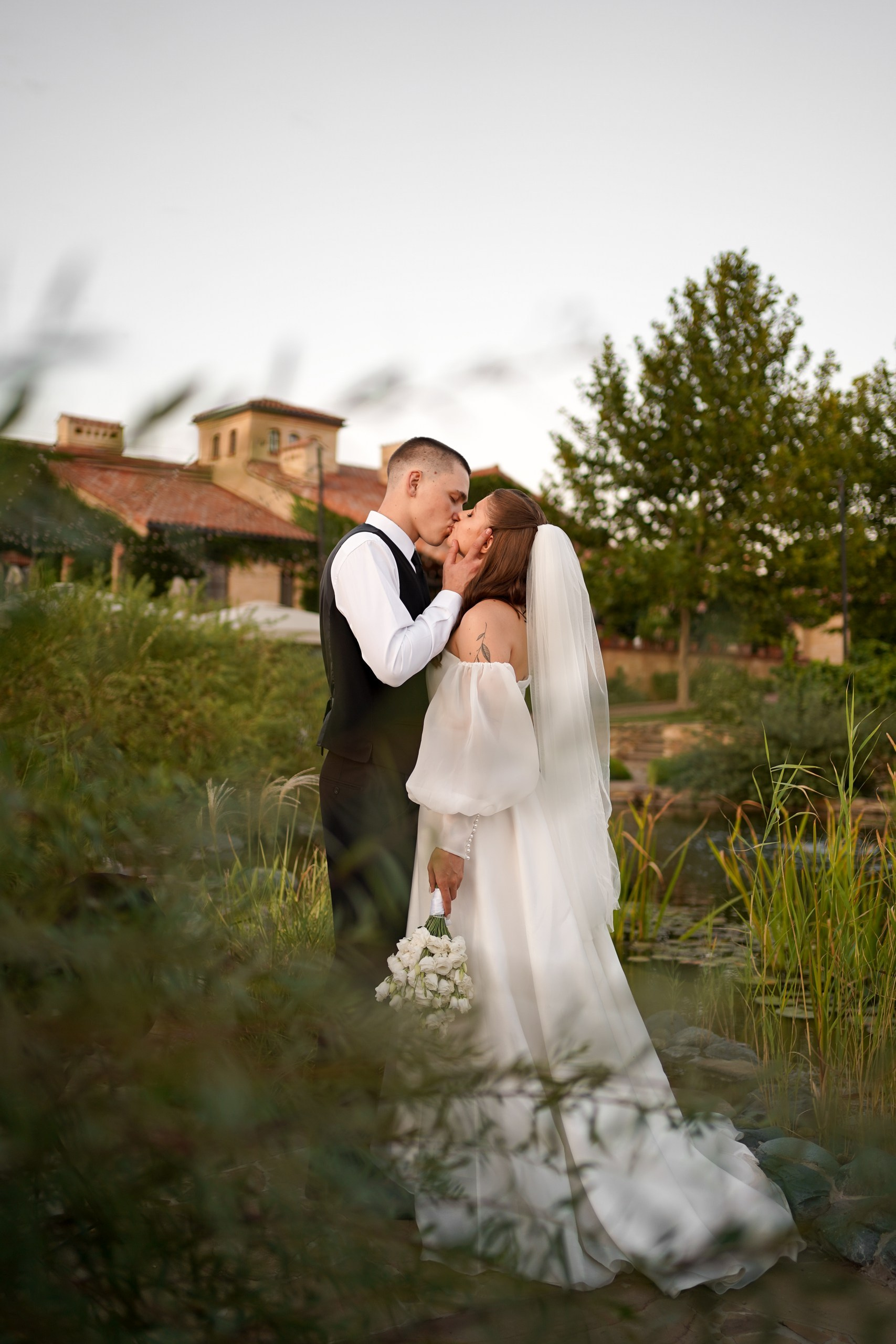 Фотограф и видеограф на свадьбу в Ростове-на-Дону 2026. Профессиональная работа, качественный результат. Свадебный фотограф в Ростове-на-Дону. Таинство Крещения и Венчания, семейные фотосессии. Алёна Чёботова