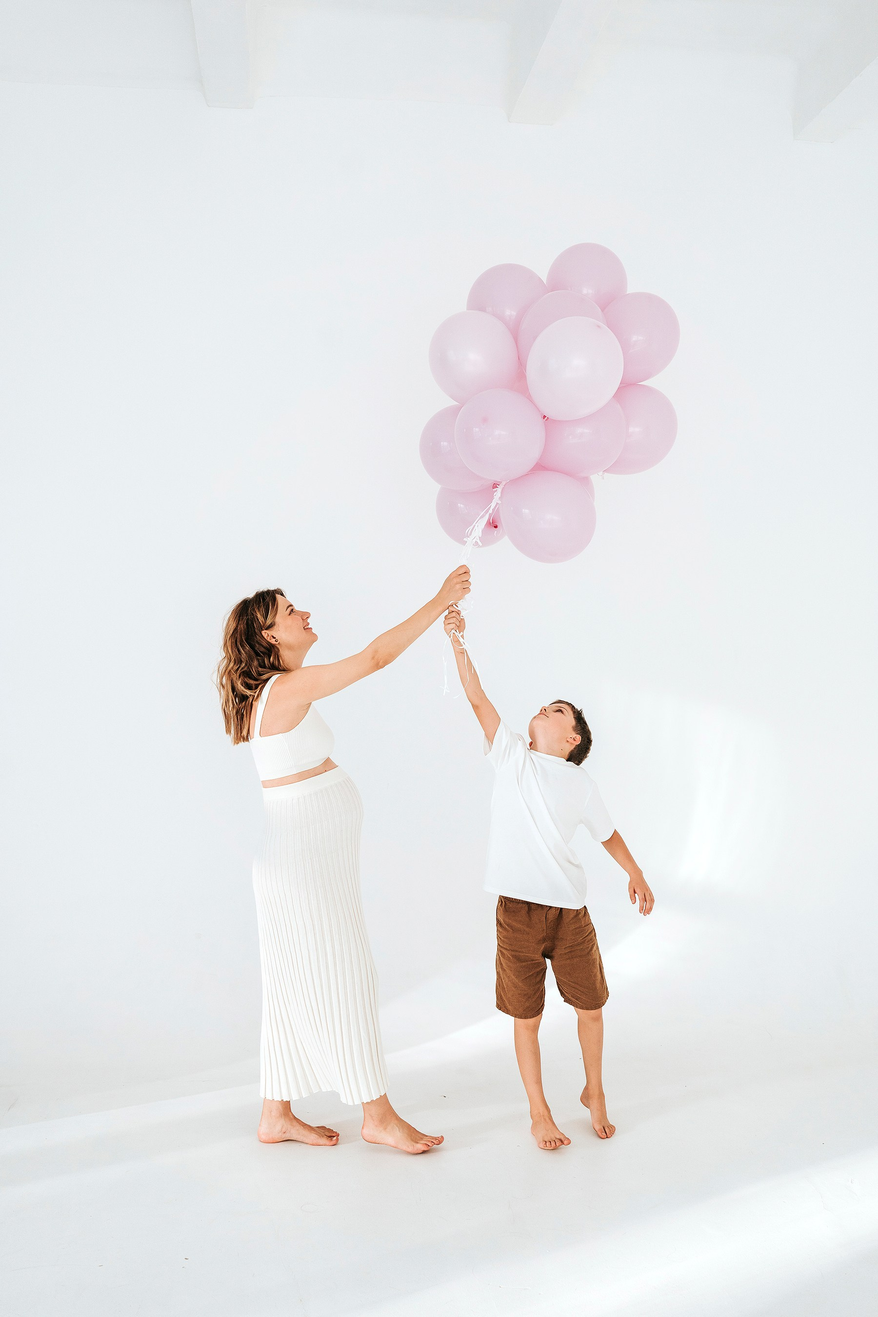 семейная фотосессия беременности с ребенком и мужем в студии москва