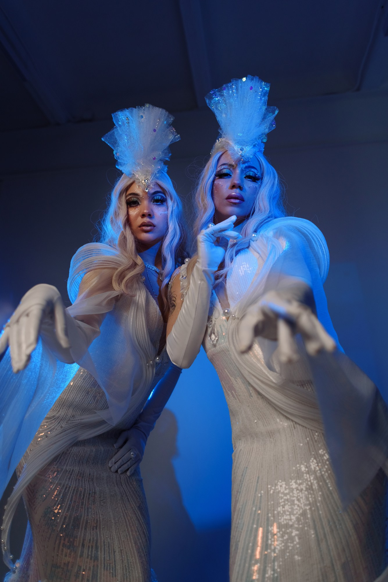 Арт-фотосессия с синим светом на циклораме. Портретный фотограф Тюмень Дарья Мустафина