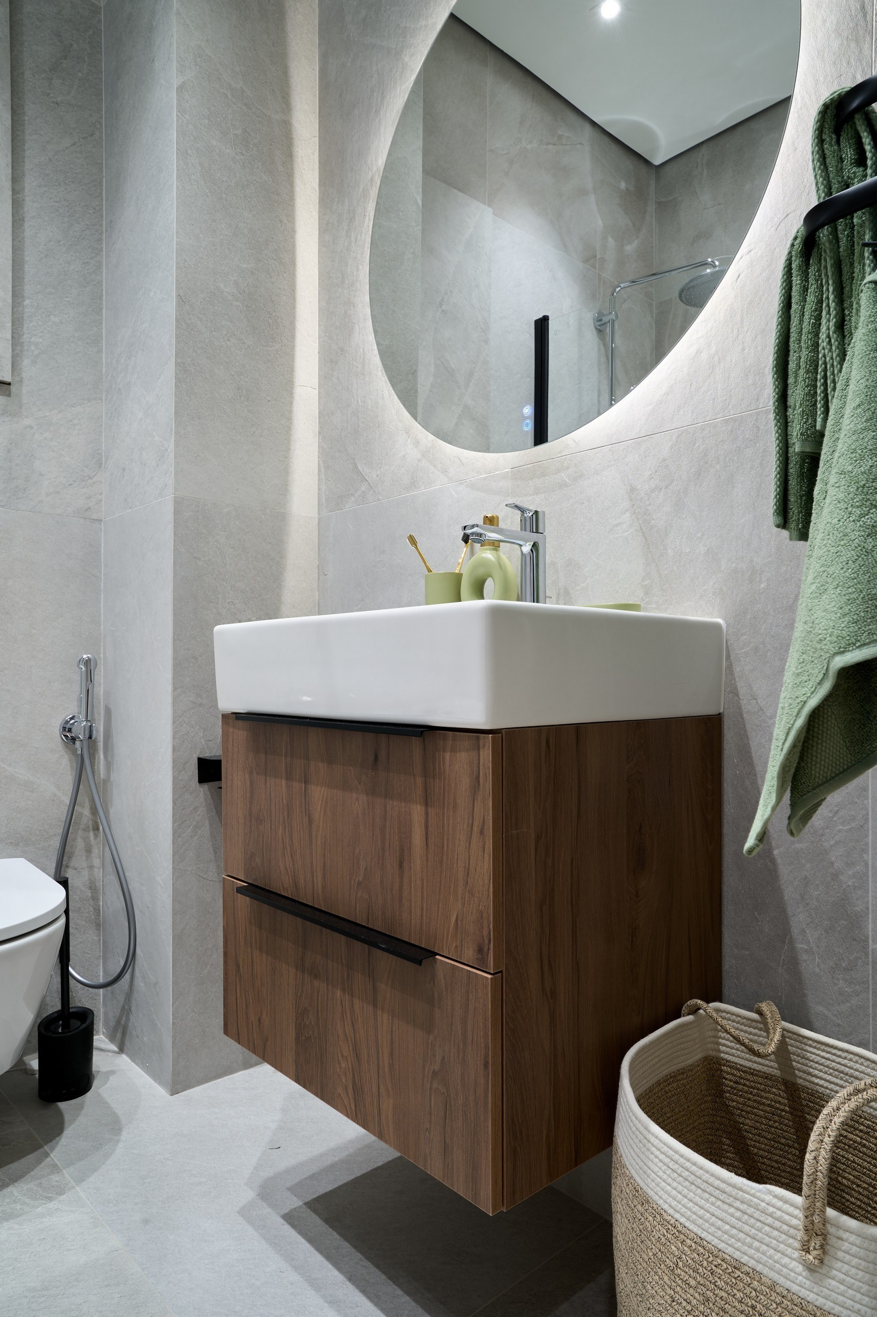 Визуализация пространства: профессиональная съёмка квартиры с акцентом на гармоничное сочетание мебели и света