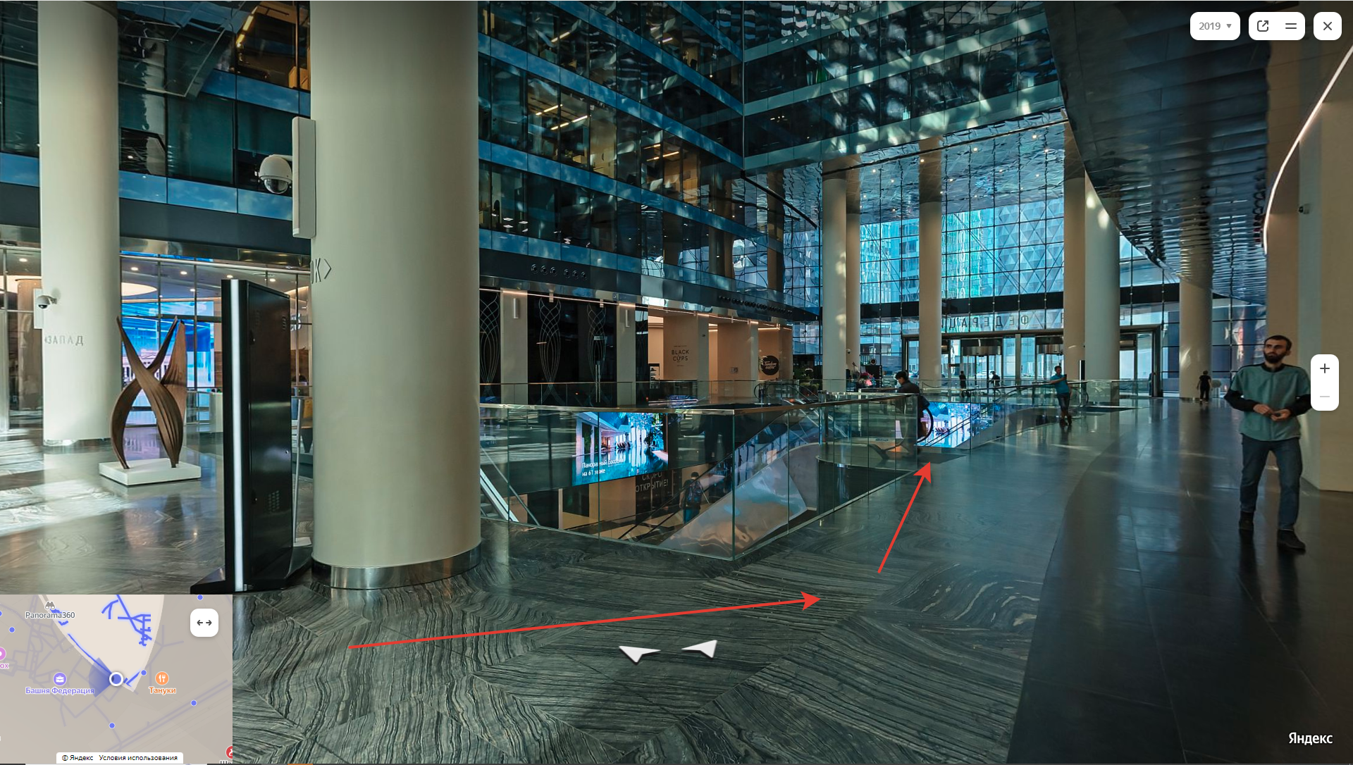 ДАЛЕЕ СПУСКАЕМСЯ НА ЭКСКАЛАТОРАХ НА 2 ПРОЛЕТА ВНИЗ. ПО ПУТИ ВЫ БУДЕТЕ ВСТРЕЧАТЬ УКАЗАТЕЛИ