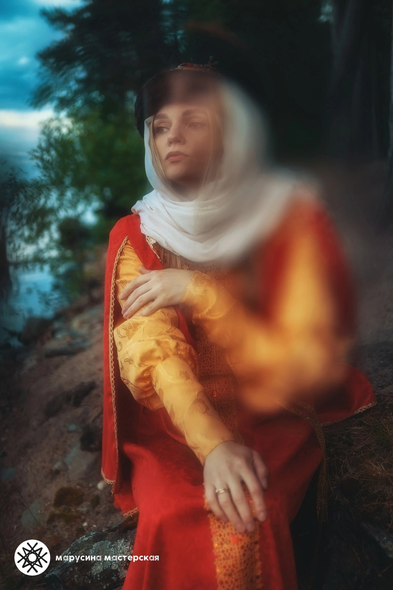 Авторская творческая фотография — женский портрет, стилизованный, эффект размытия, ощущение вдумчивости