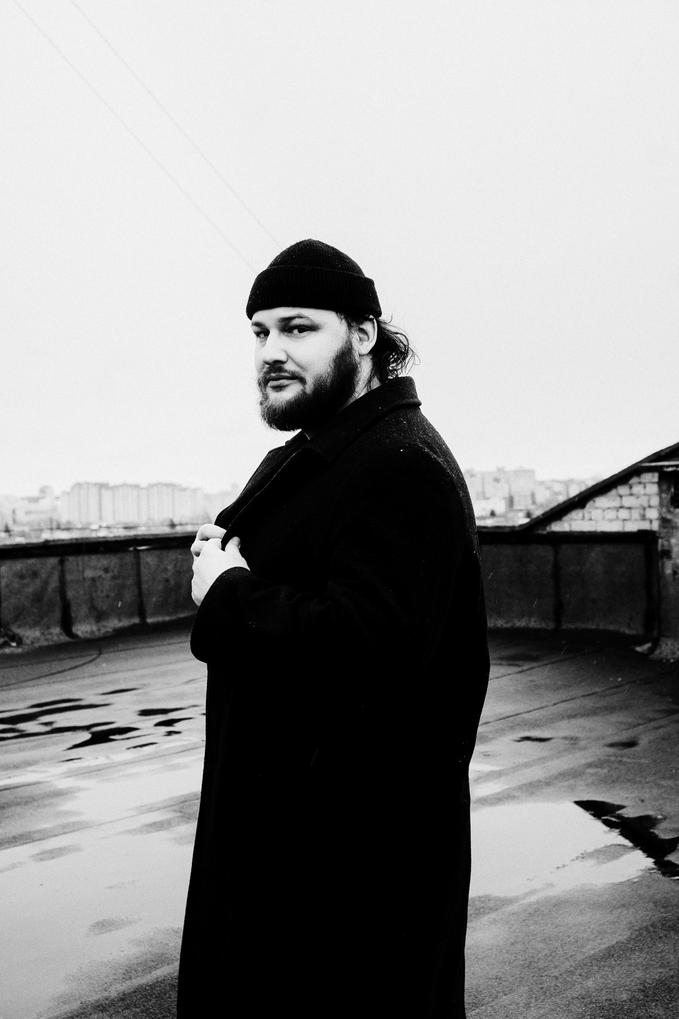 Крупный план мужчины в шапке, эстетика кинематографичного минимализма