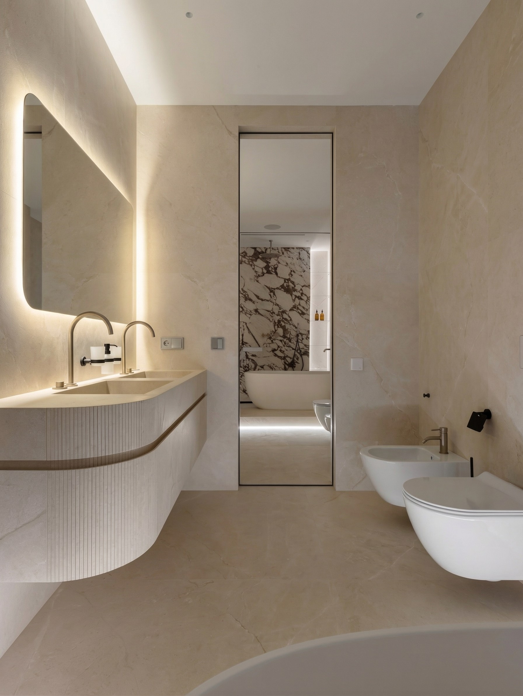 Дизайн интерьера санузла от Валерии Котович: зеркальная дверь в потолок, подвесная тумба с радиусной фрезеровкой и архитектурная подсветка в квартире 85 м².