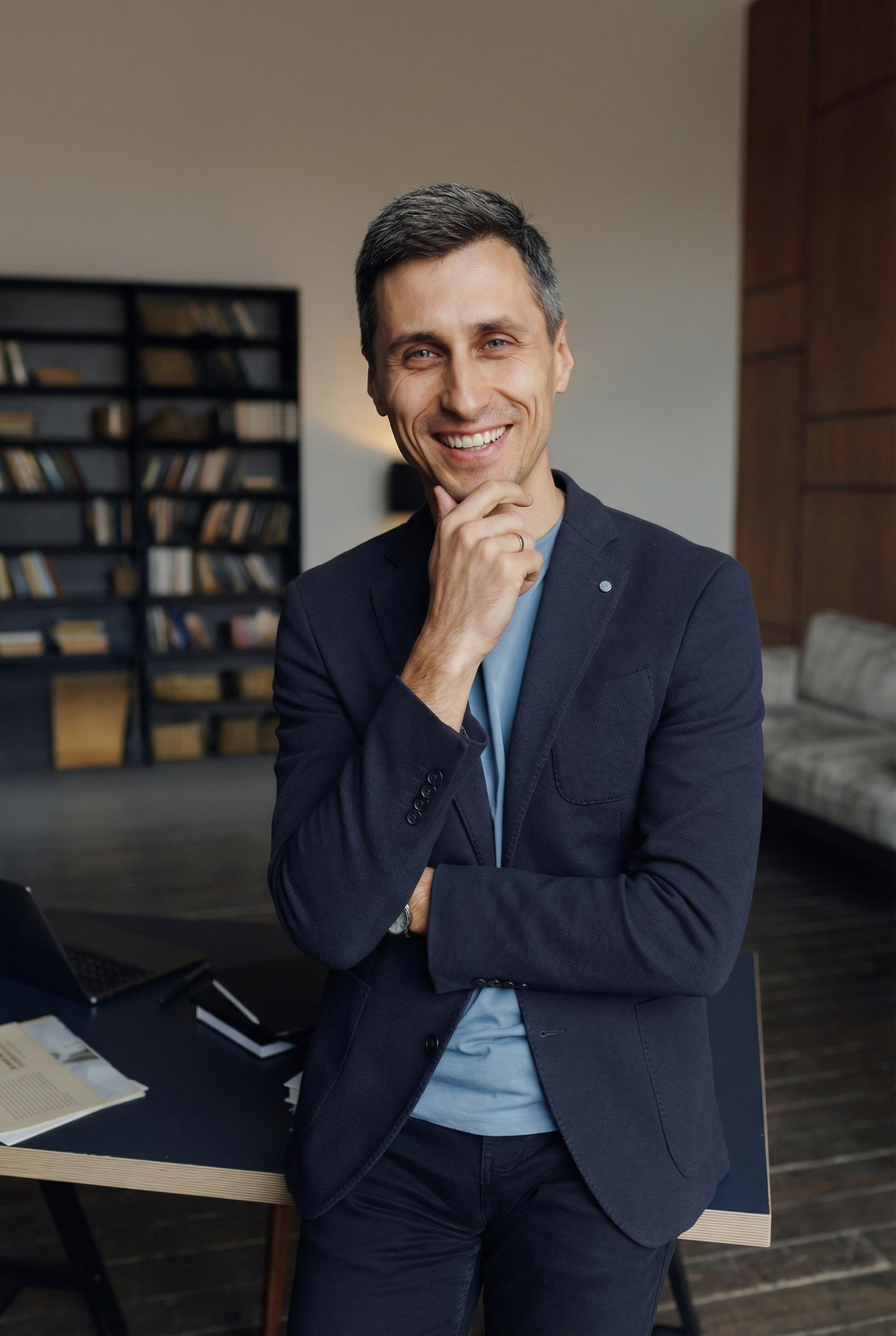 Деловой портрет мужчины в костюме на фоне офиса