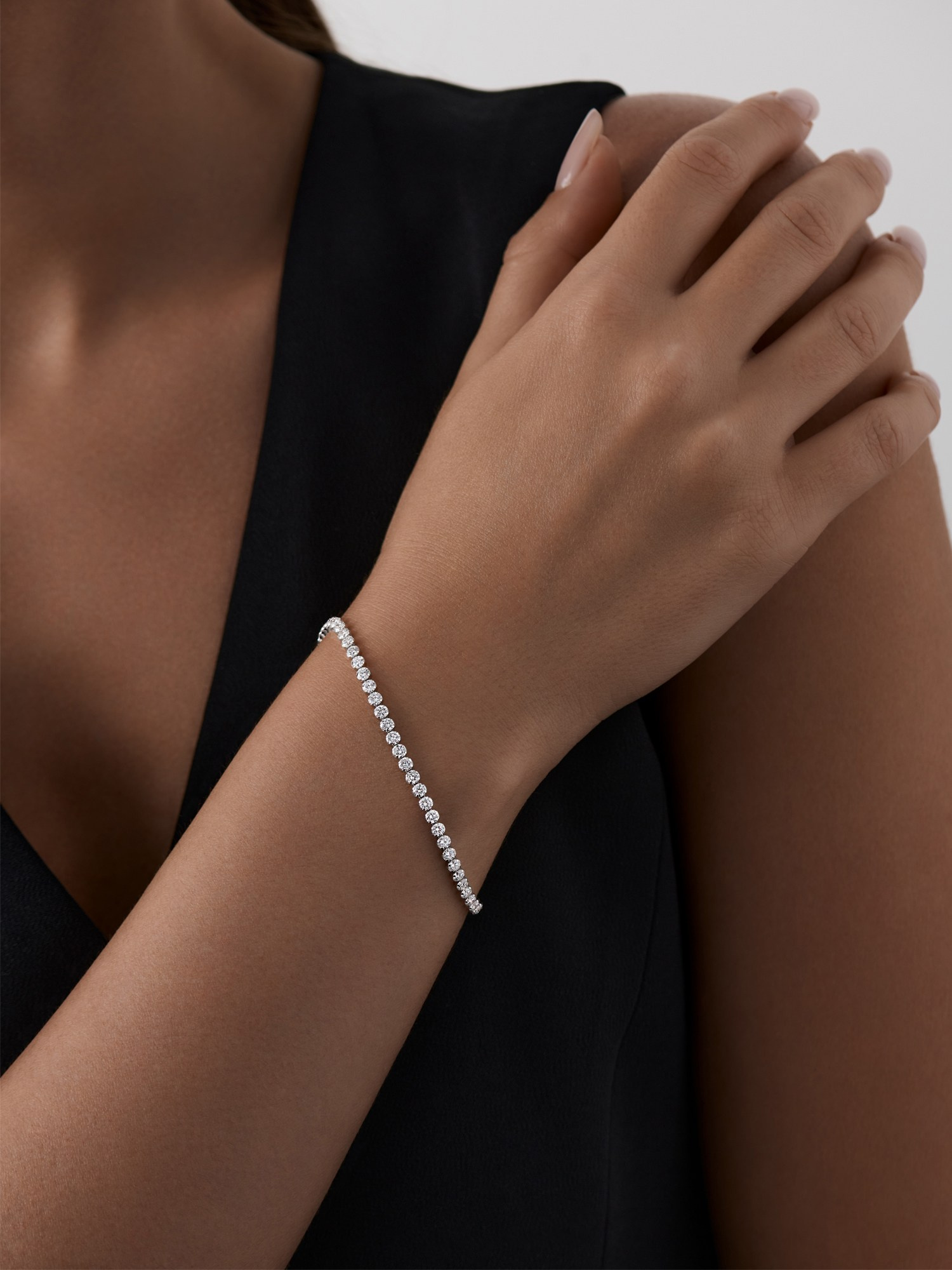 Каталожное фото - браслет из белого золота с бриллиантами на модели UCCRASHE