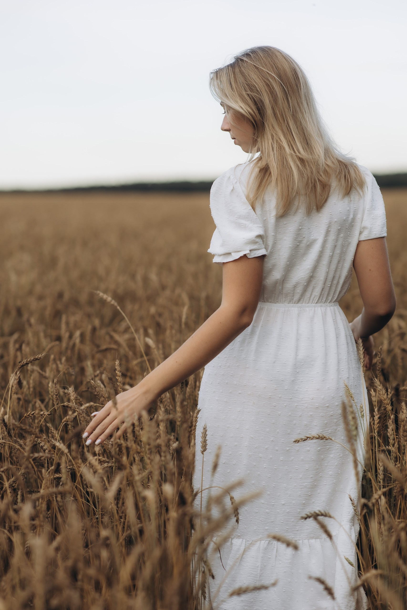 Женская фотосессия в пшеничном поле