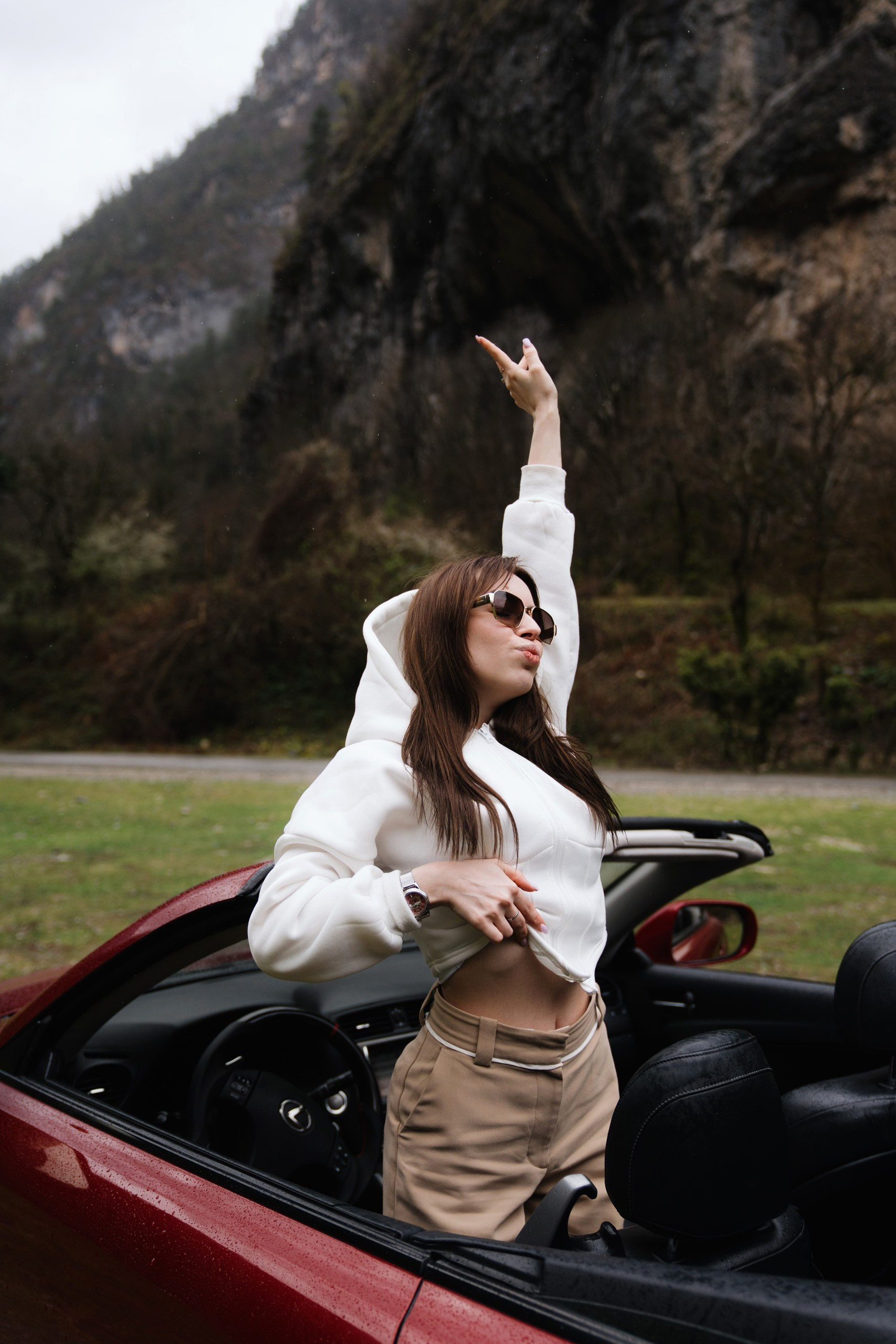 Фотосессия в Абхазии на красном Lexus с открытым верхом