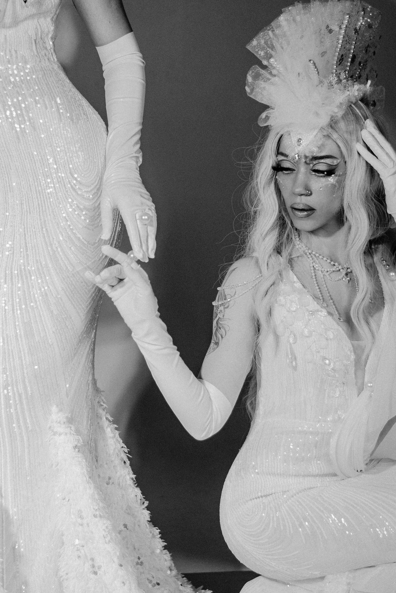 Арт-фотосессия с синим светом на циклораме. Портретный фотограф Тюмень Дарья Мустафина