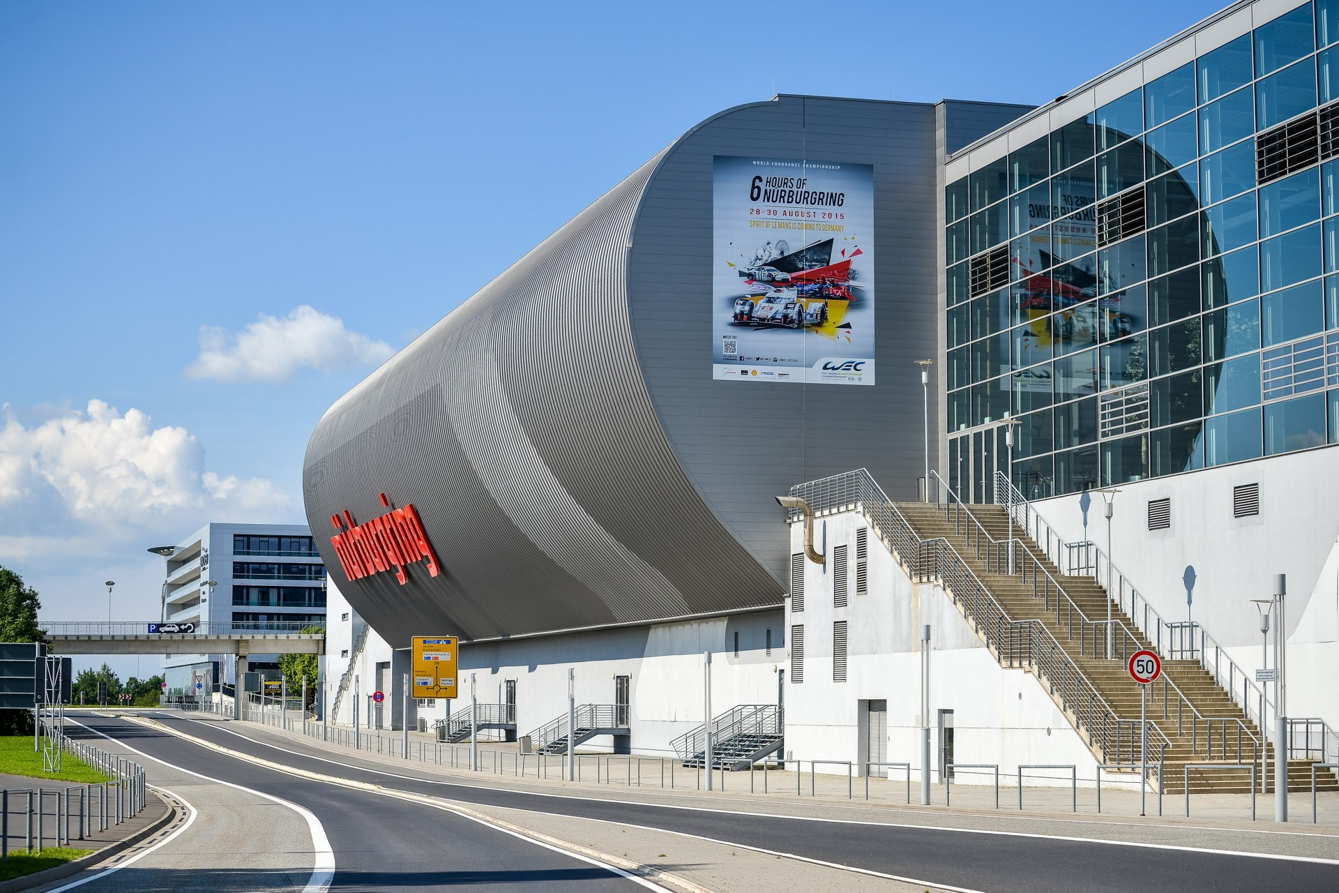 Nürburgring ( Нюрбургринг, в дальнейшем — просто Ринг ), без сомнения, является самой известной гоночной трассой в мире