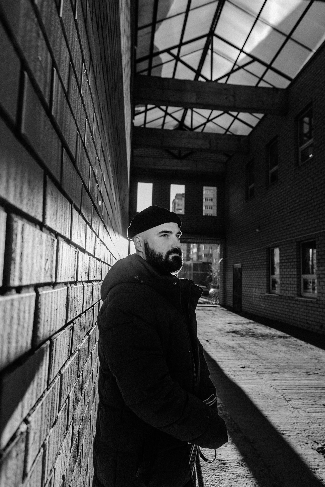 Мужская фотосессия с собакой в Тюмени — Саша и Тони. Фотограф Дарья Мустафина, Тюмень