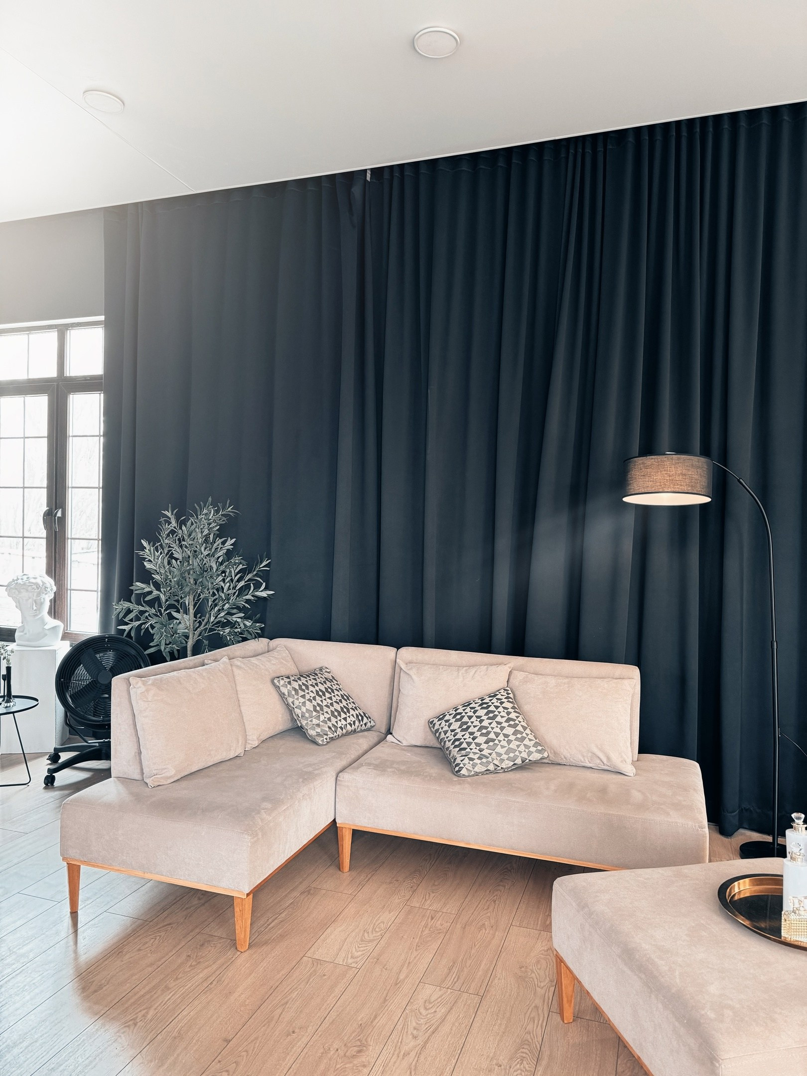 Фотостудии Севастополя. Лучшие фотостудии Севастополя. Фото интерьера фотостудий. Актуальные фото фотостудий Севастополя. Профессиональная фотосъемка в Крыму. Натуральные эмоции и живые кадры. Забронируйте дату прямо сейчас!