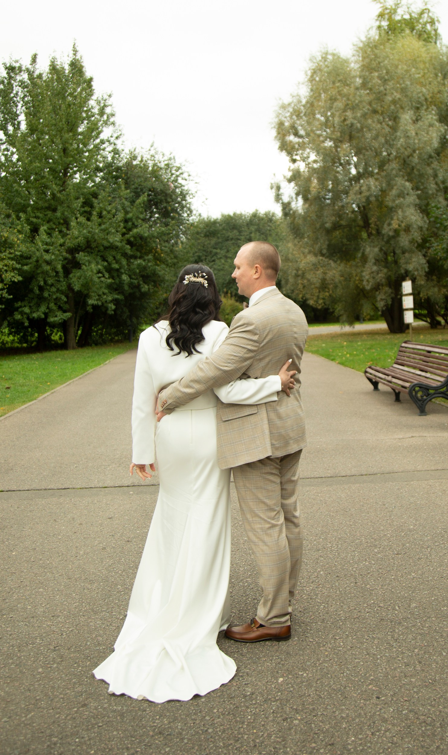 Свадебная фотосессия бракосочетания во Дворце Алексея Михайловича в Коломенском в Москве для Ирины и Андрея. Фотосессия в студии в Москве от профессионального фотографа услуги по доступным ценам