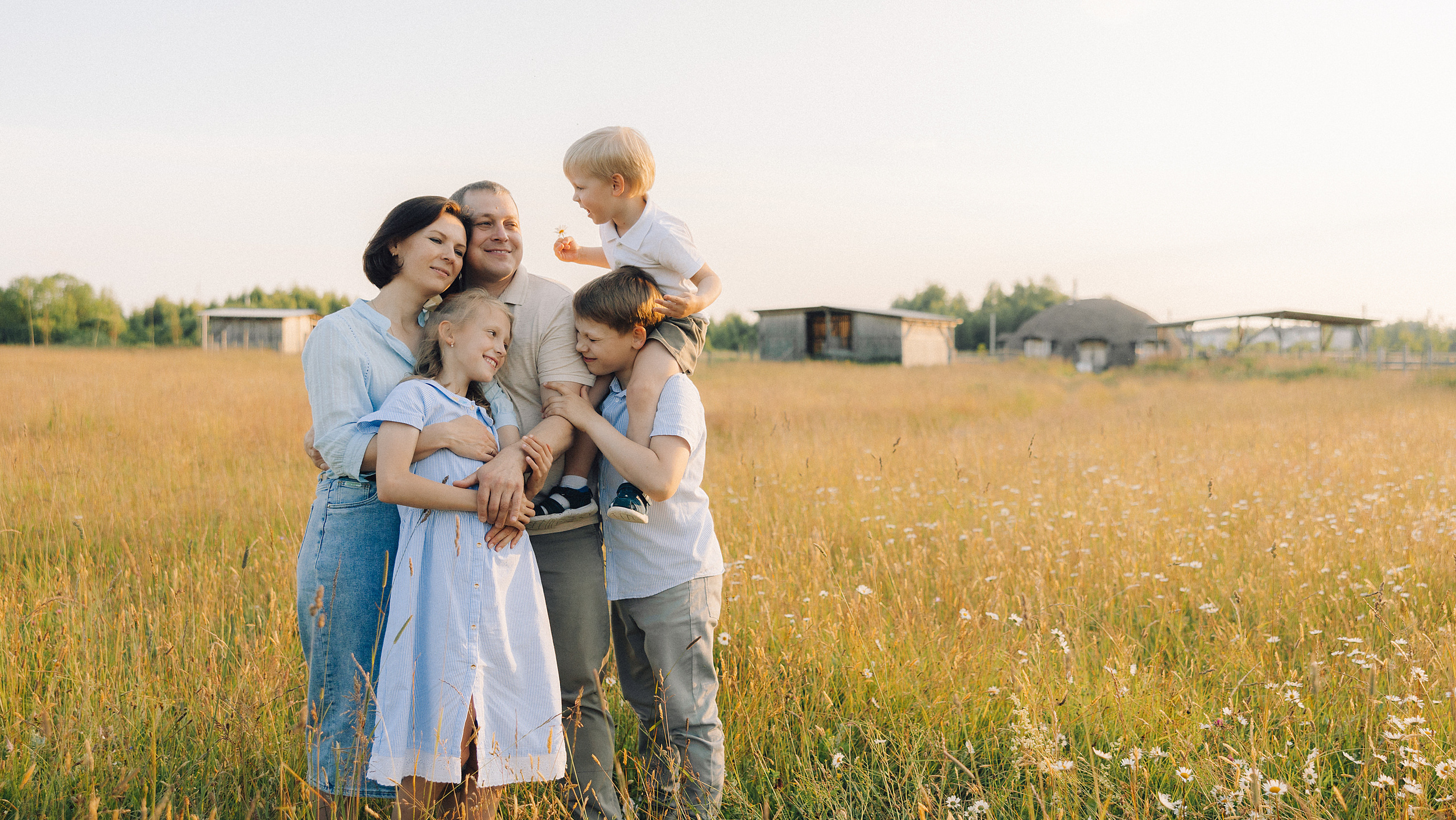 Ультракрупный детский портрет девочки на пленере в  закатном контровом солнышке