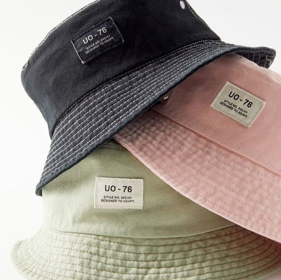 Предметная съемка головного убора в минималистичном стиле на однотонном фоне