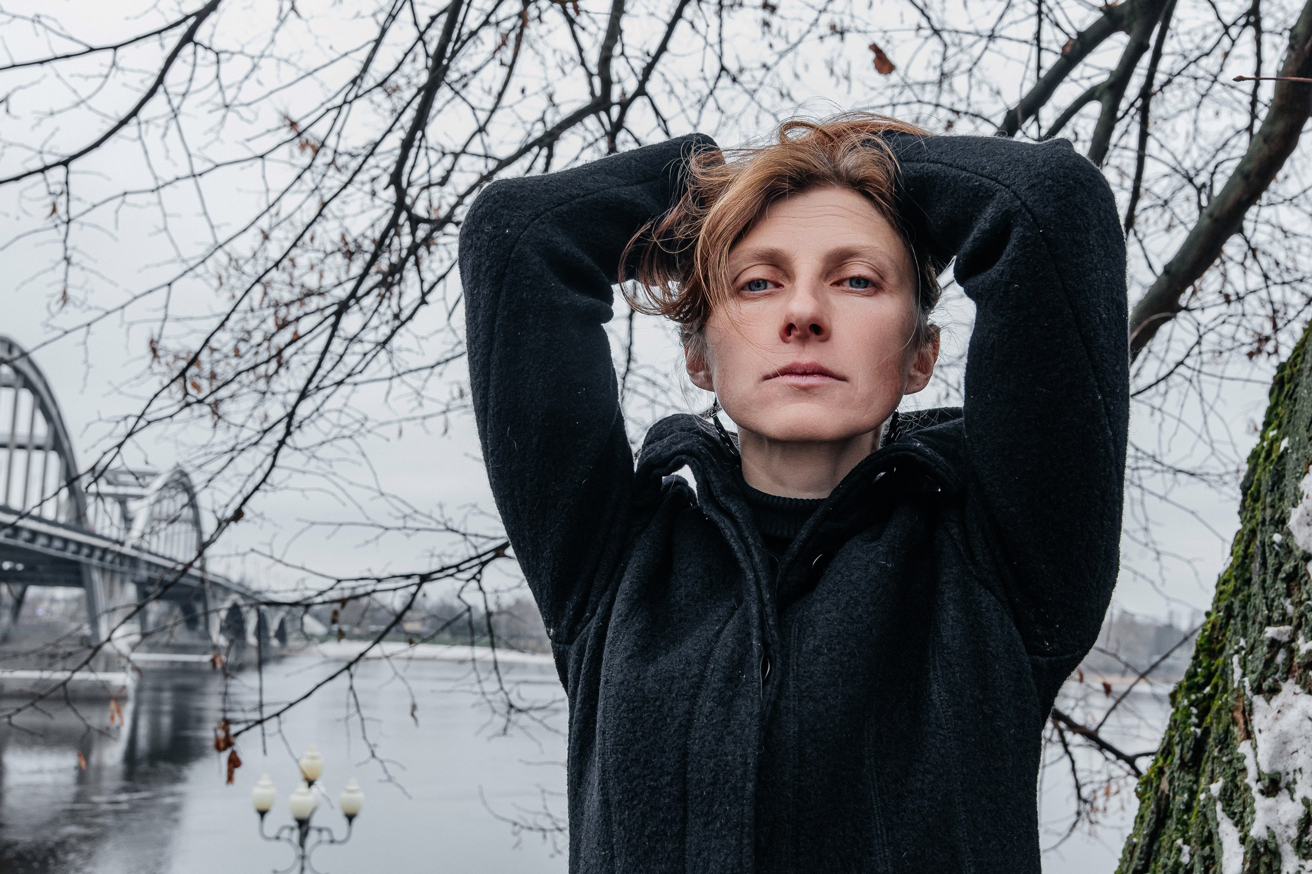 Настя на фоне музея в Рыбинске, монохромная фотосъёмка с цветными акцентами, графичный стиль, обработка в Лайтрум