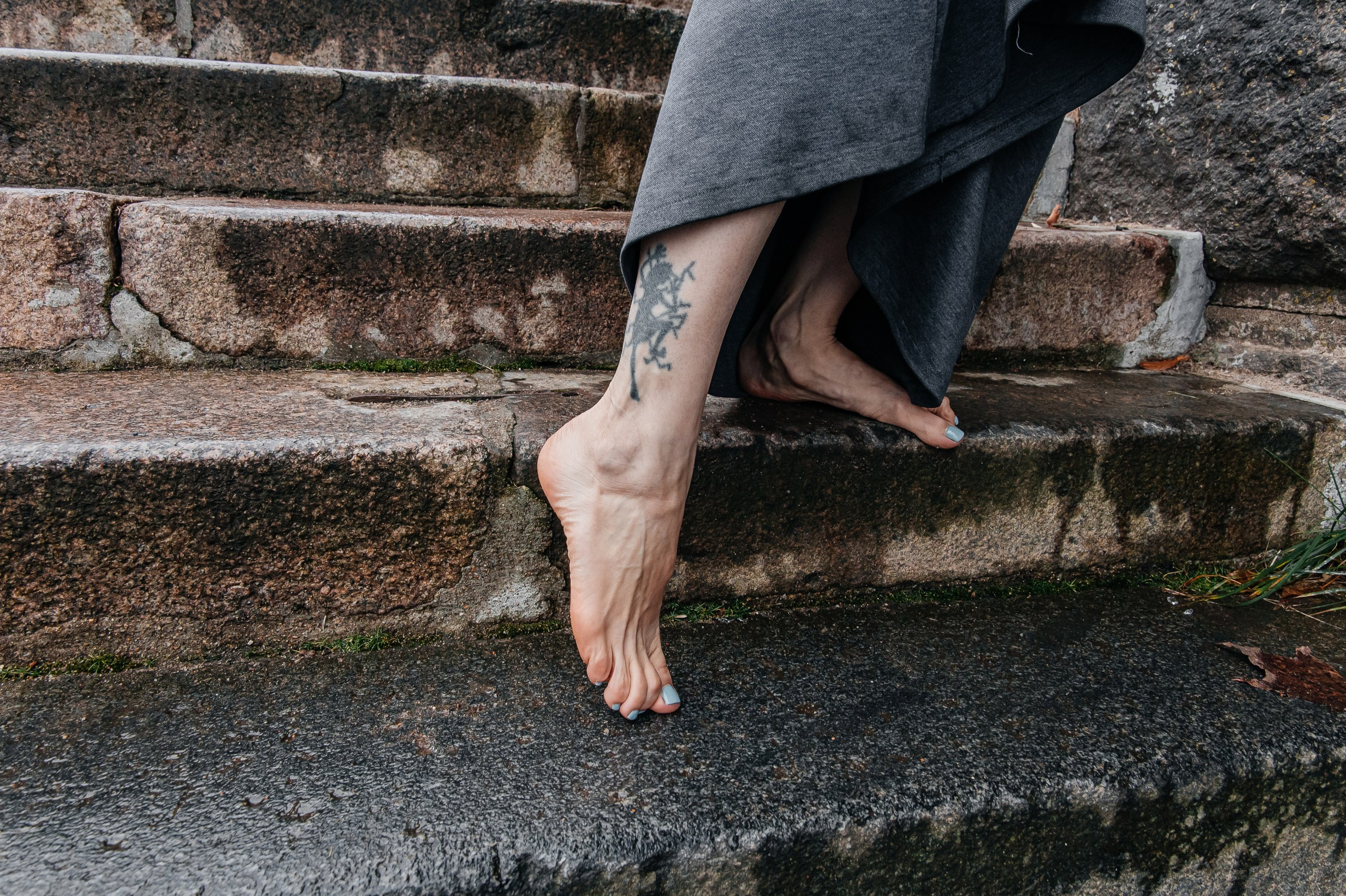 рко-красная шапочка на Насте на фоне музея в Рыбинске, монохромная фотосъёмка, графичный стиль