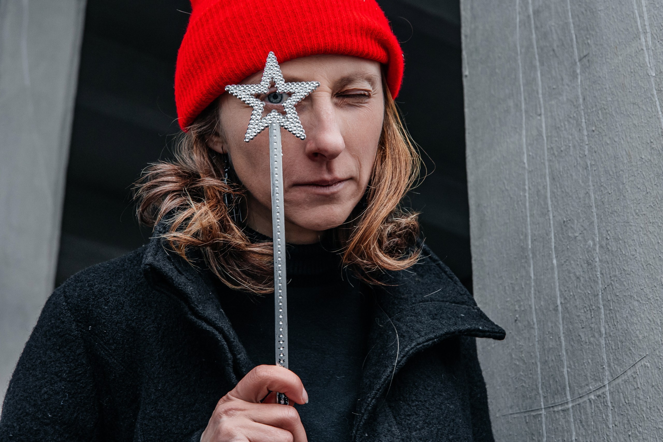 Портрет Насти, монохромная фотосъёмка в Рыбинске, графичный образ, красные акценты на одежде