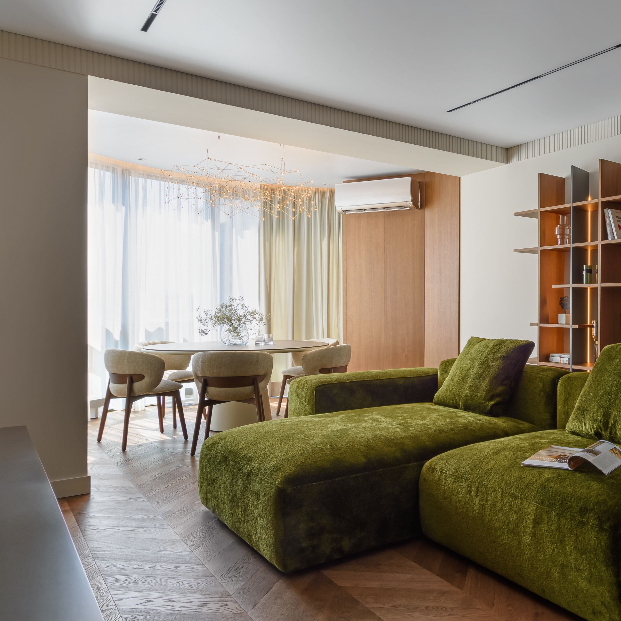 Интерьер гостиной с эркером и обеденной зоной в квартире Scandis Ozero 