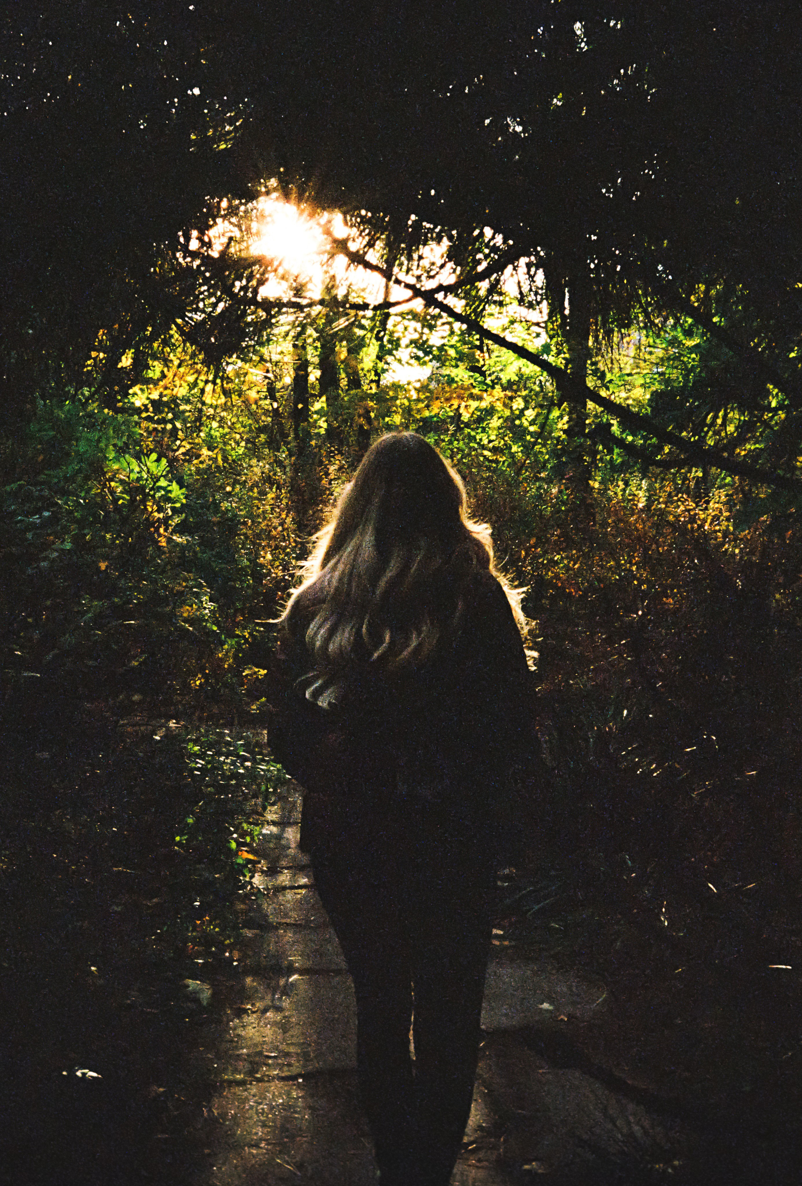 Девушка с кипой волос в свете солнца в парке Усадьба Трубецких