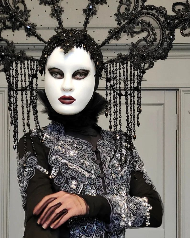 Персонаж чёрный Луч. Мимы и Ходулисты на встречу гостей. Москва