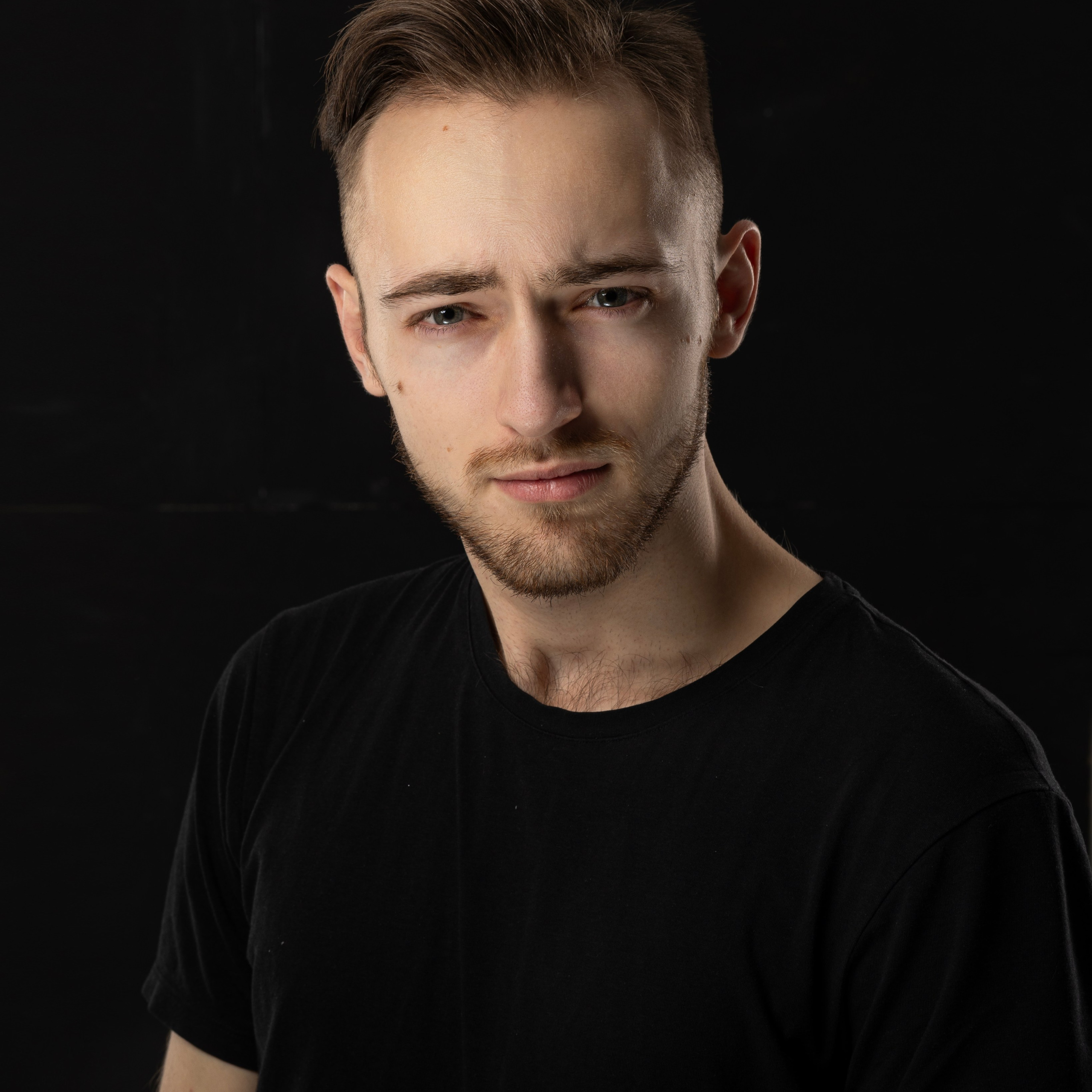 Контакты. Студийный, предметный и репортажный фотограф в Владивостоке